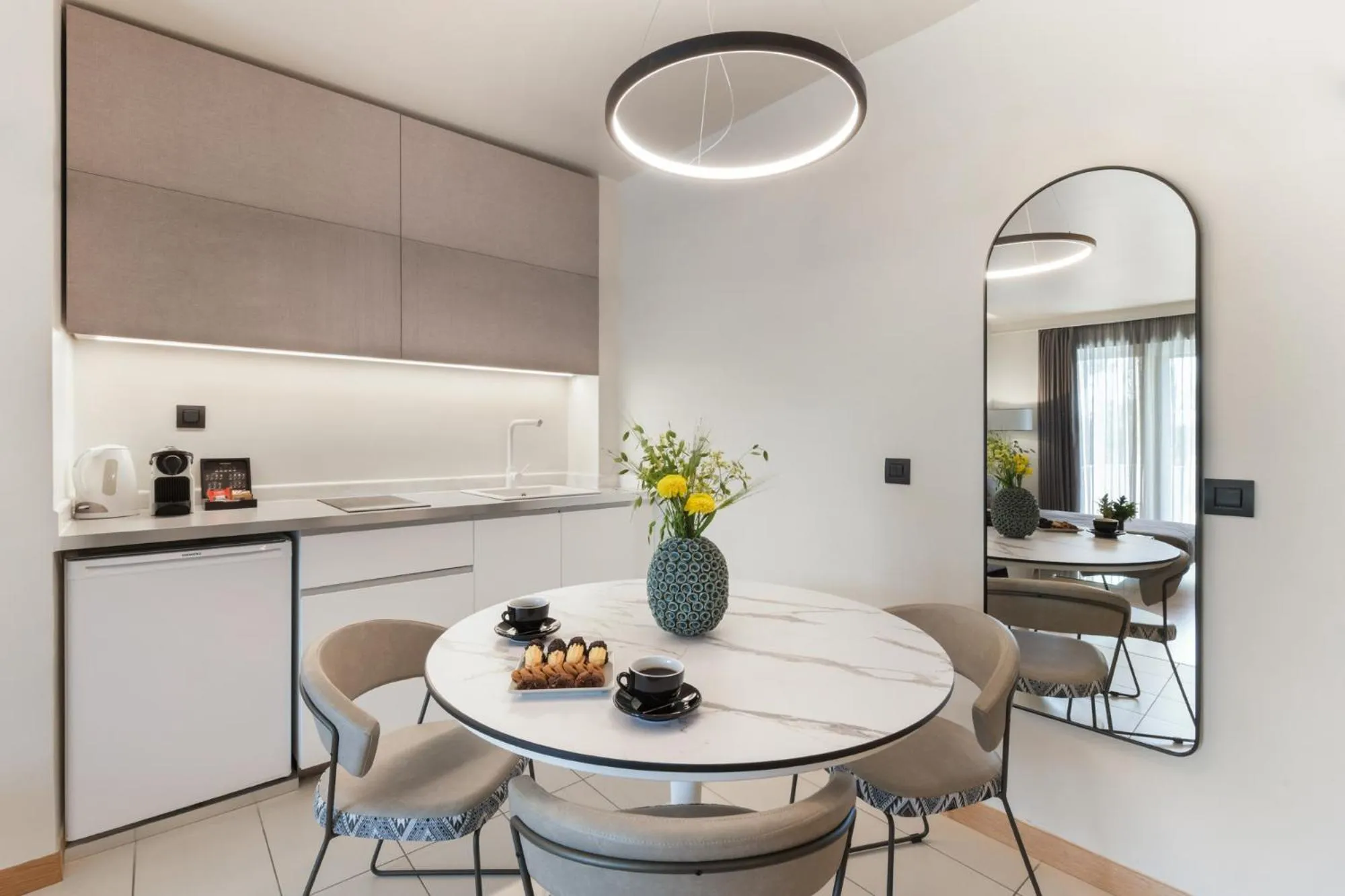 Kitchen or kitchenette in Blazer Suites Hotel