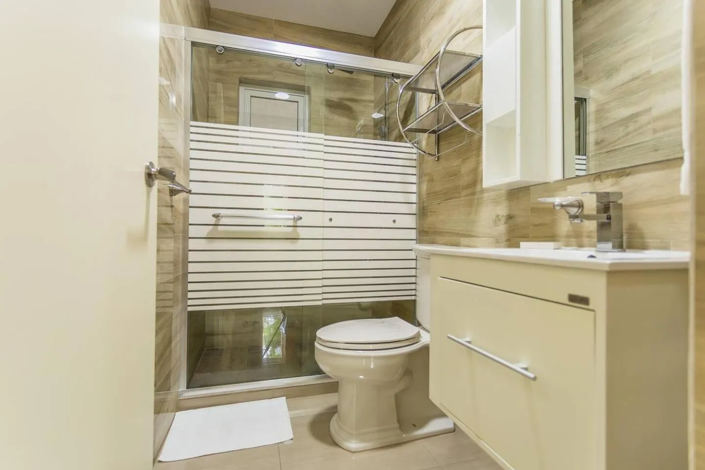 Shower in Juanedu Suites