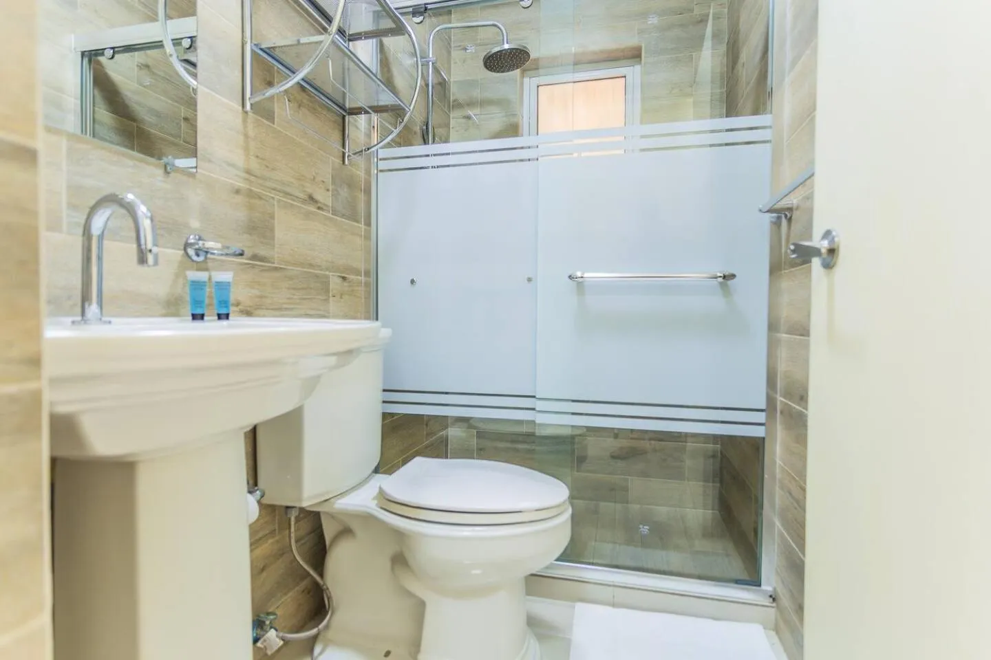 Shower in Juanedu Suites