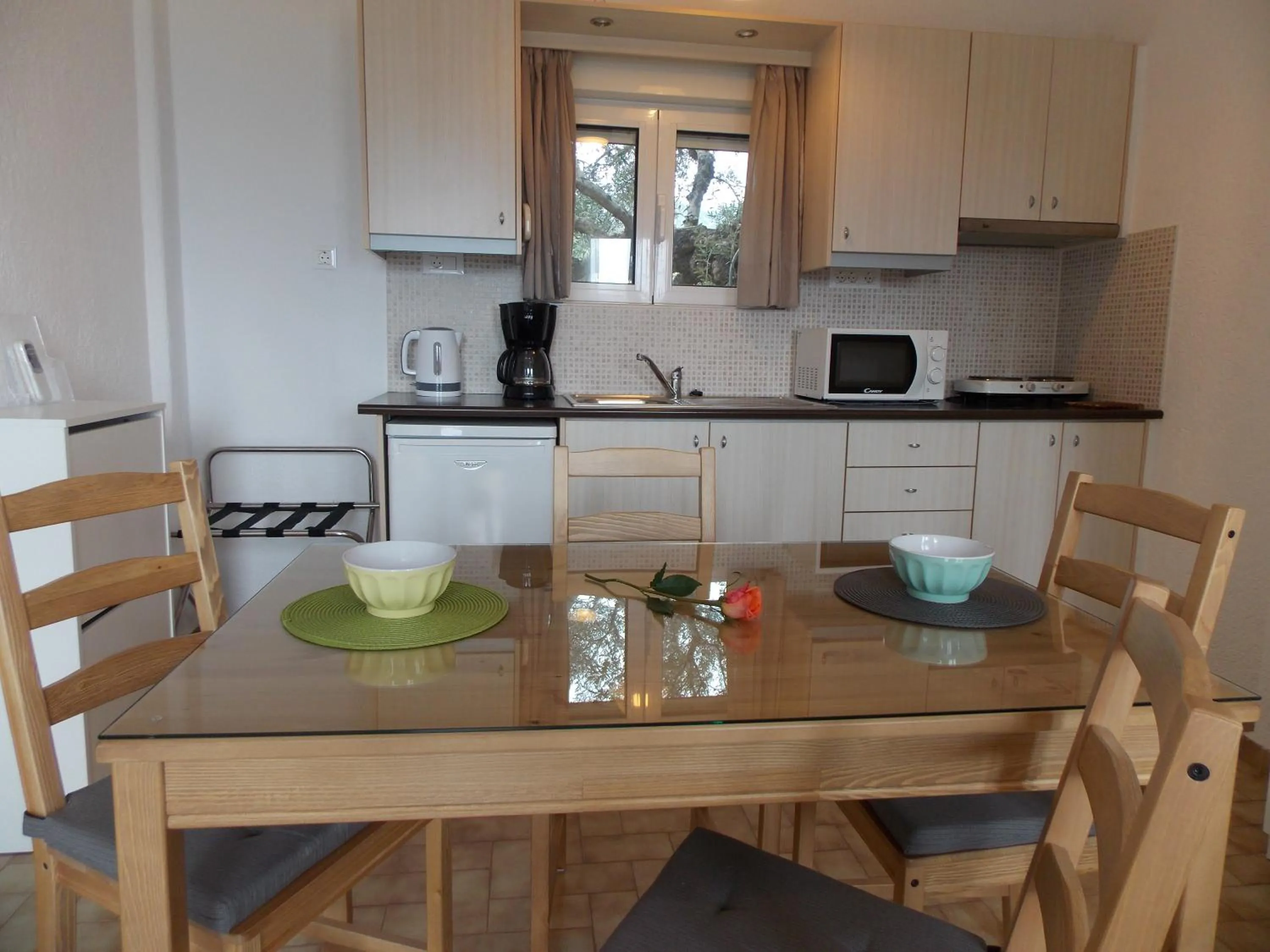 Kitchen or kitchenette in Mirabella Apartments