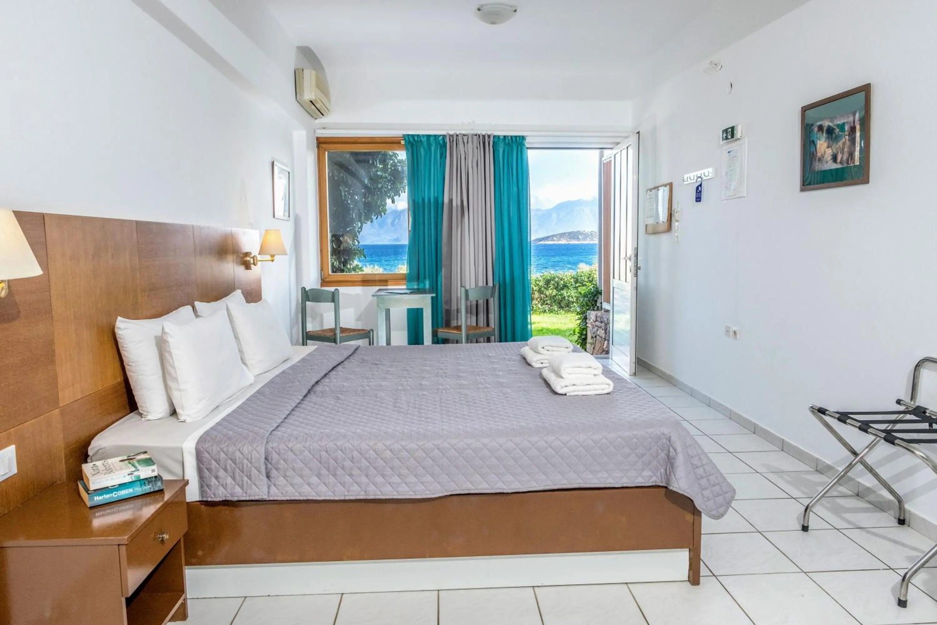 Photo of the whole room, Bed in Mirabella Apartments