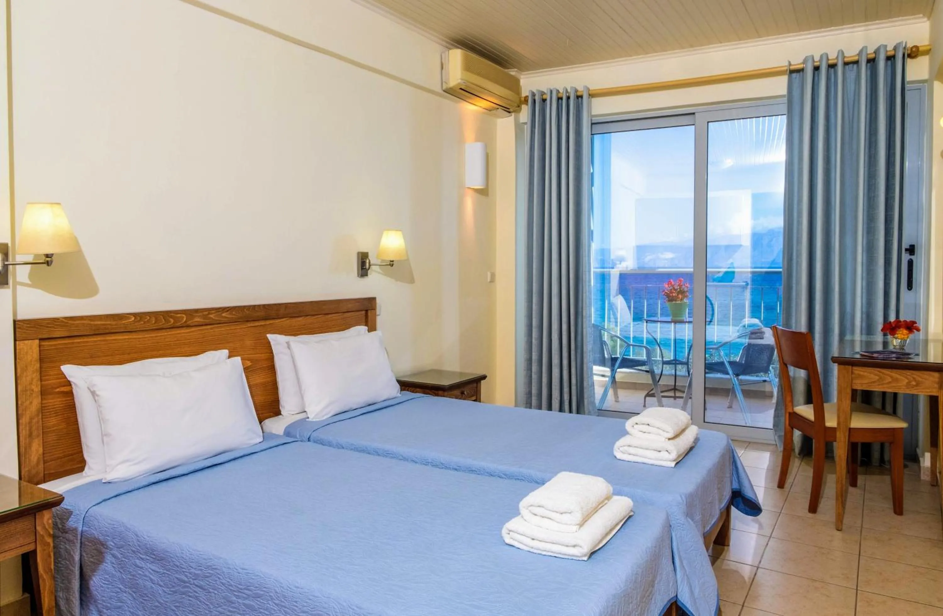 Sea view, Bed in Mirabella Apartments