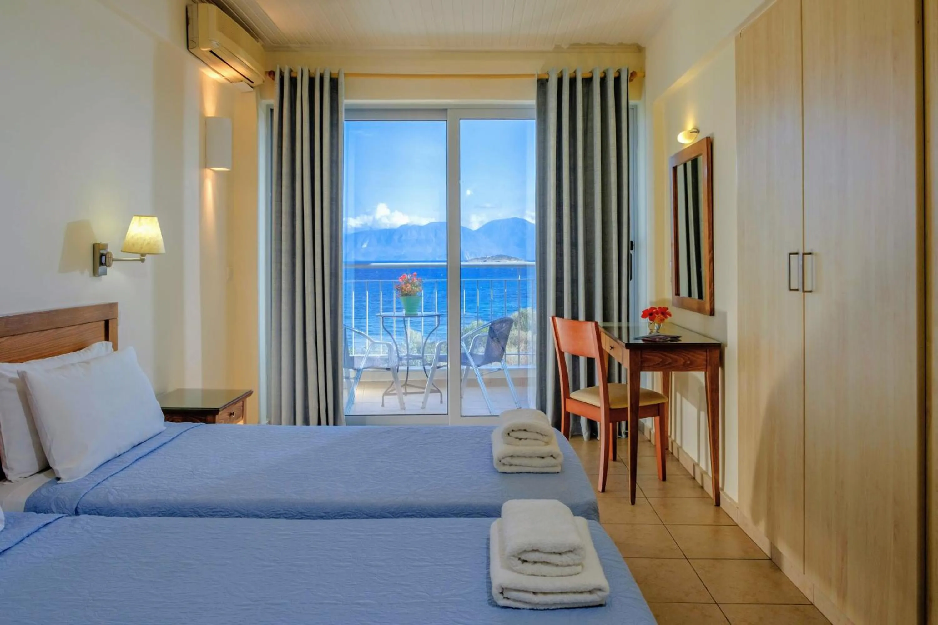 Sea view, Bed in Mirabella Apartments