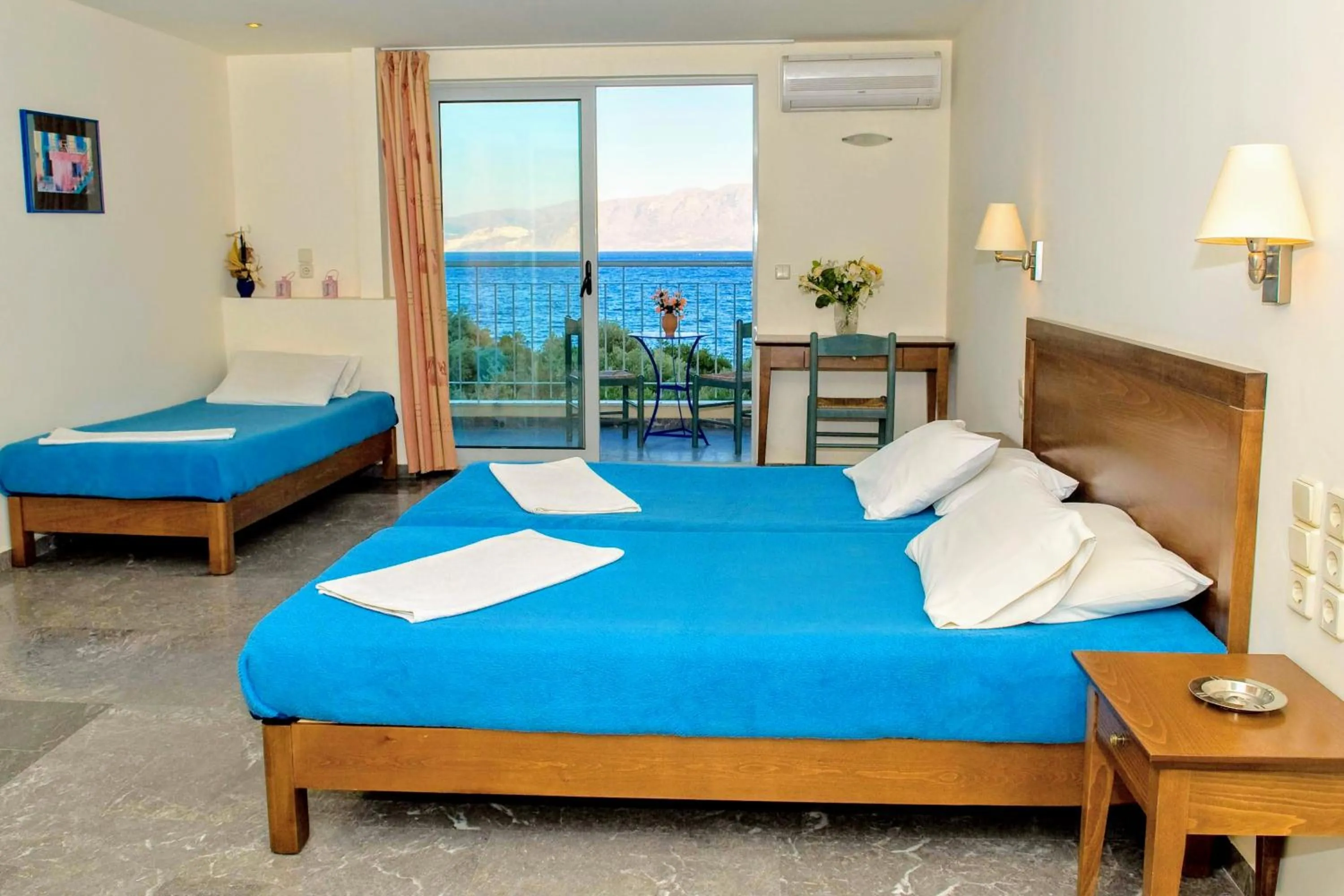 Sea view, Bed in Mirabella Apartments