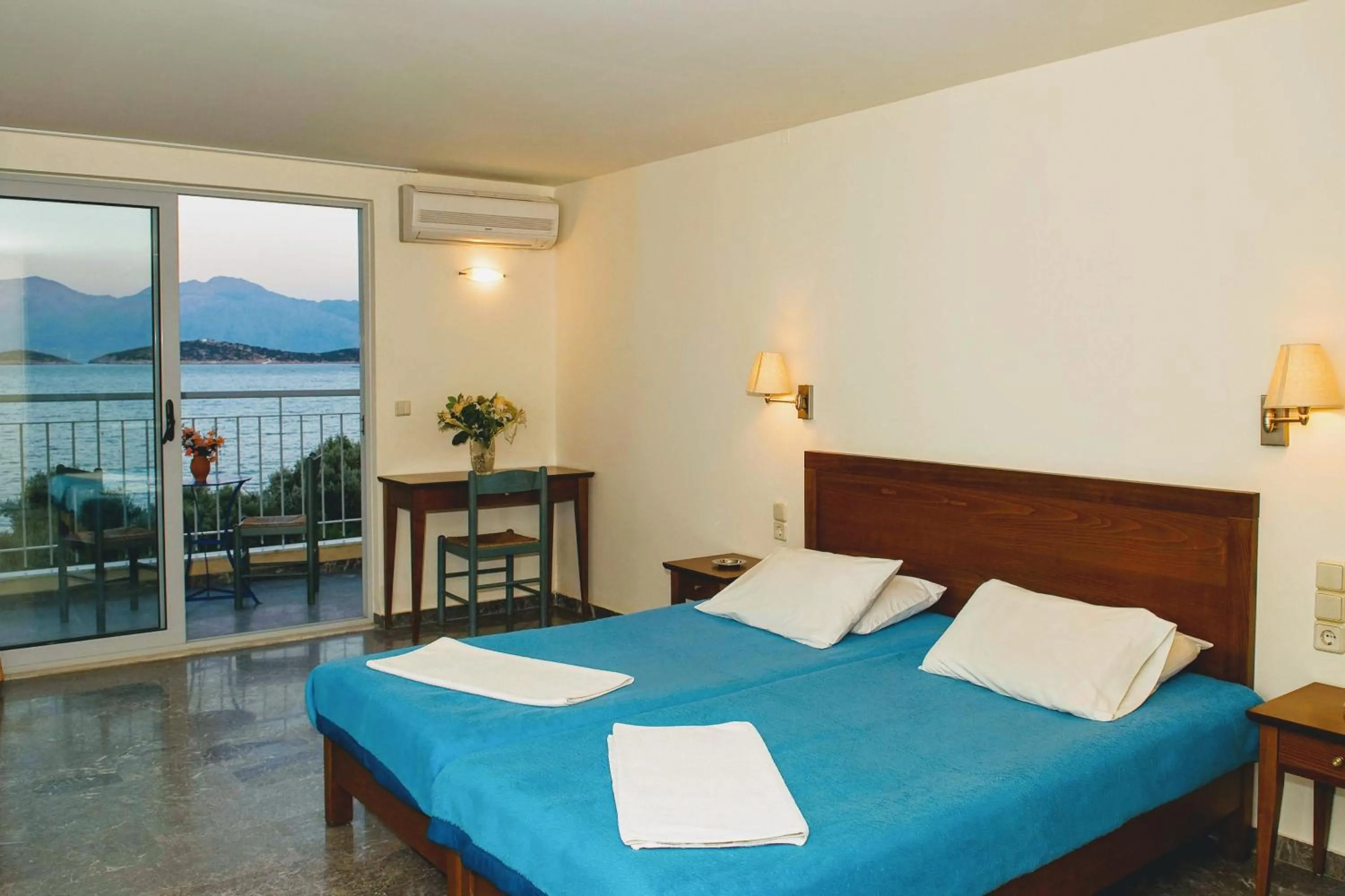 Sea view, Bed in Mirabella Apartments