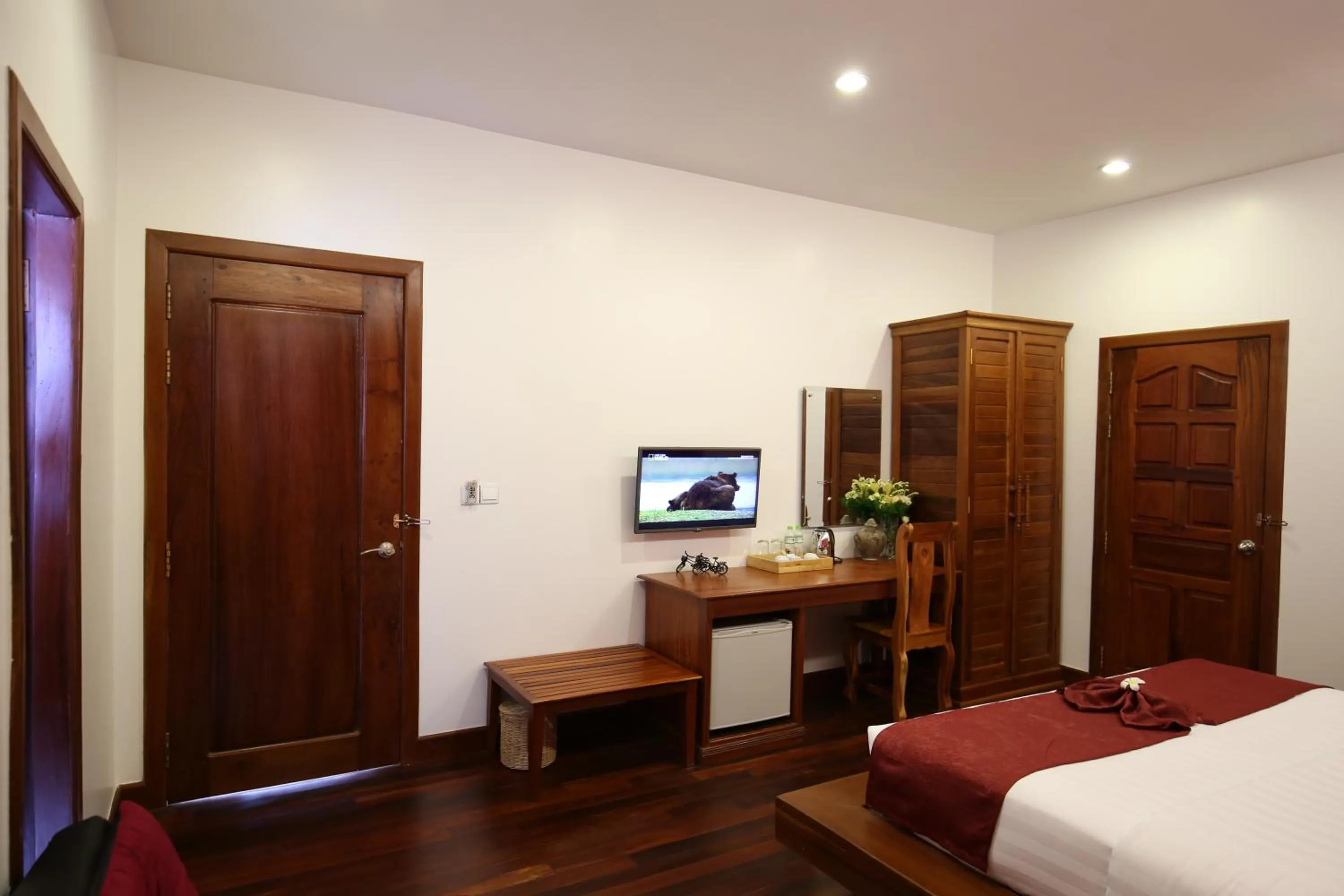 Communal lounge/ TV room, Bed in Holy Angkor Hotel