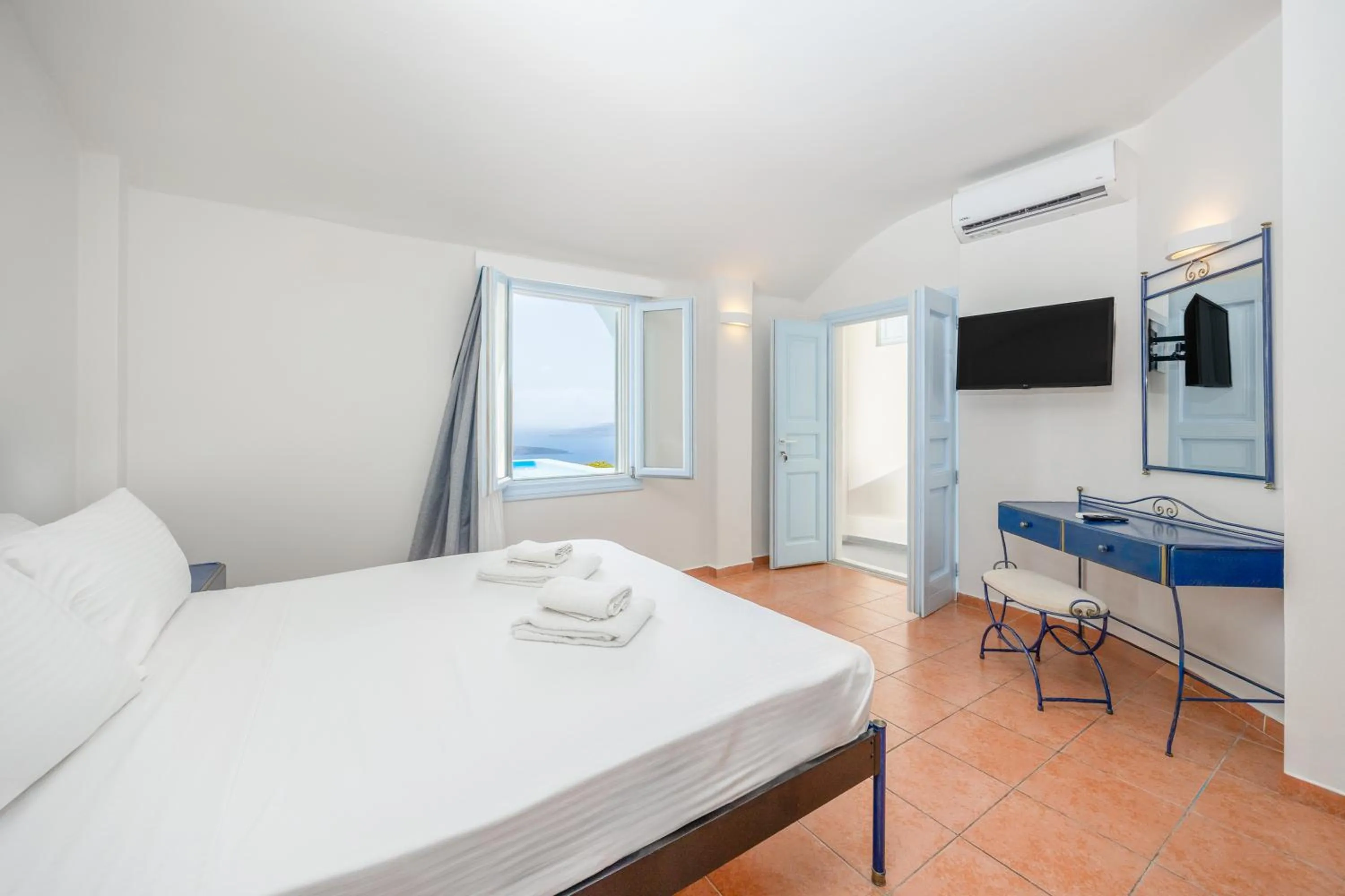 Bed in Kastro Suites