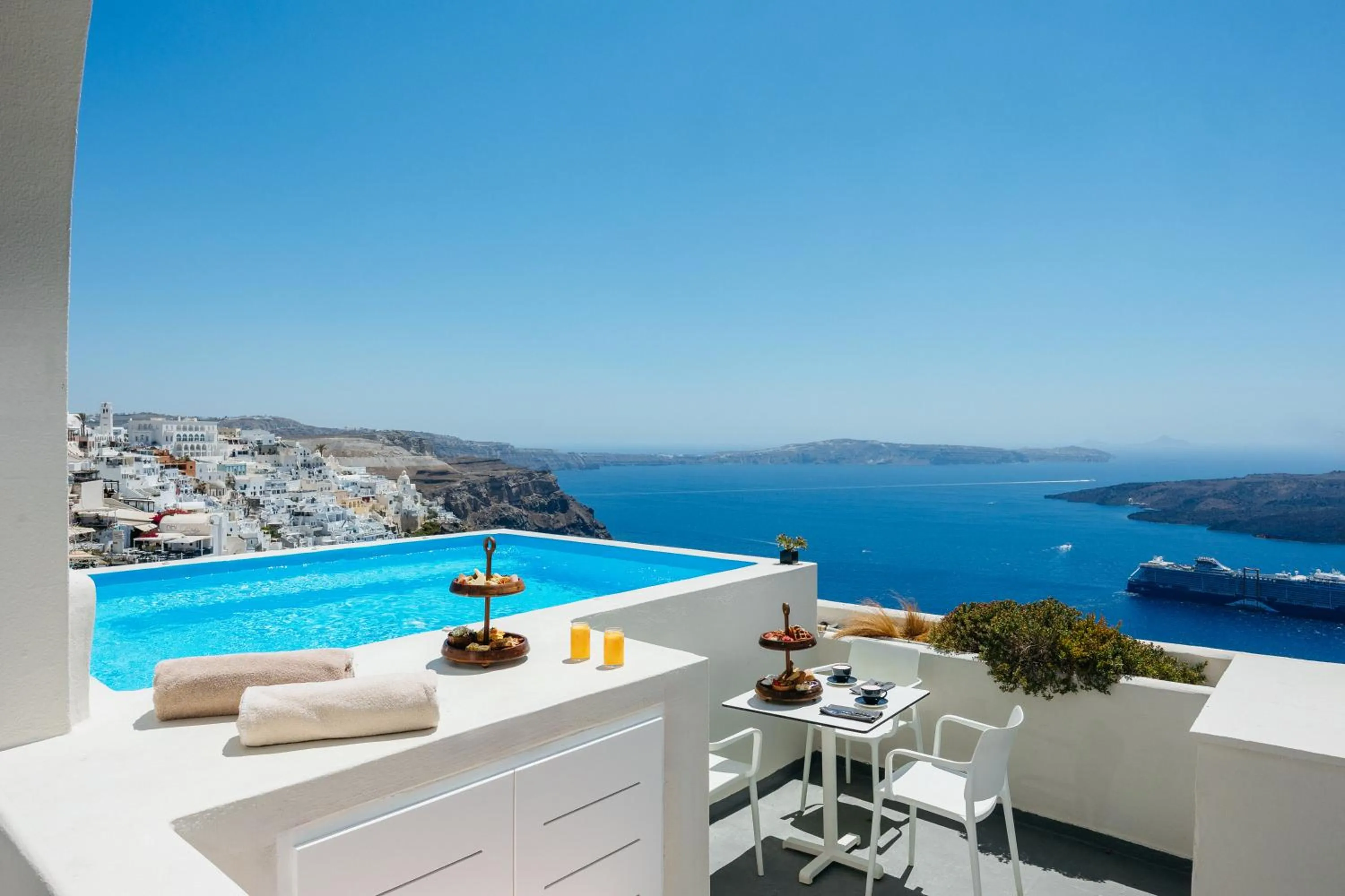 Swimming pool in Kastro Suites