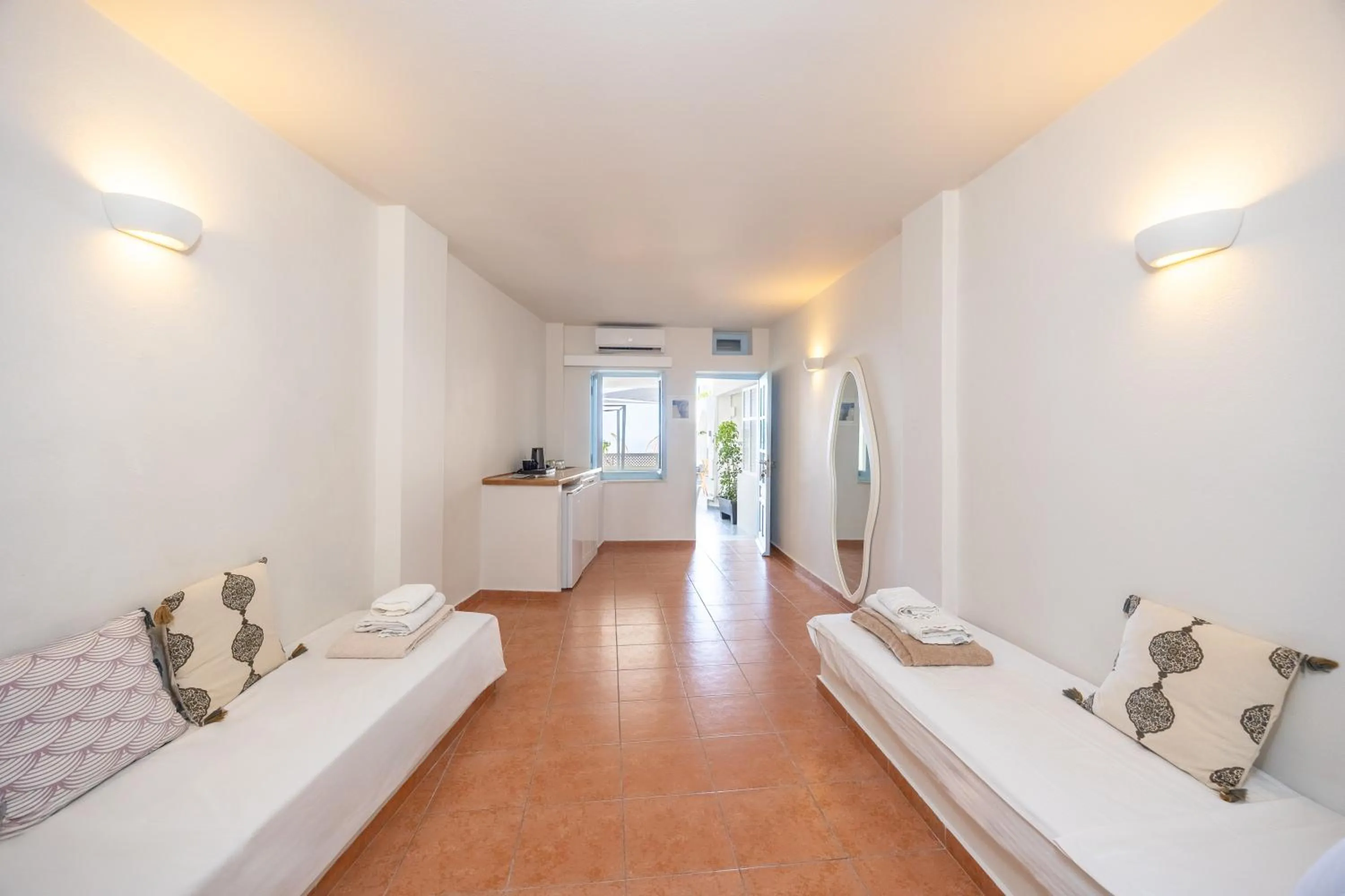 Photo of the whole room, Bed in Kastro Suites