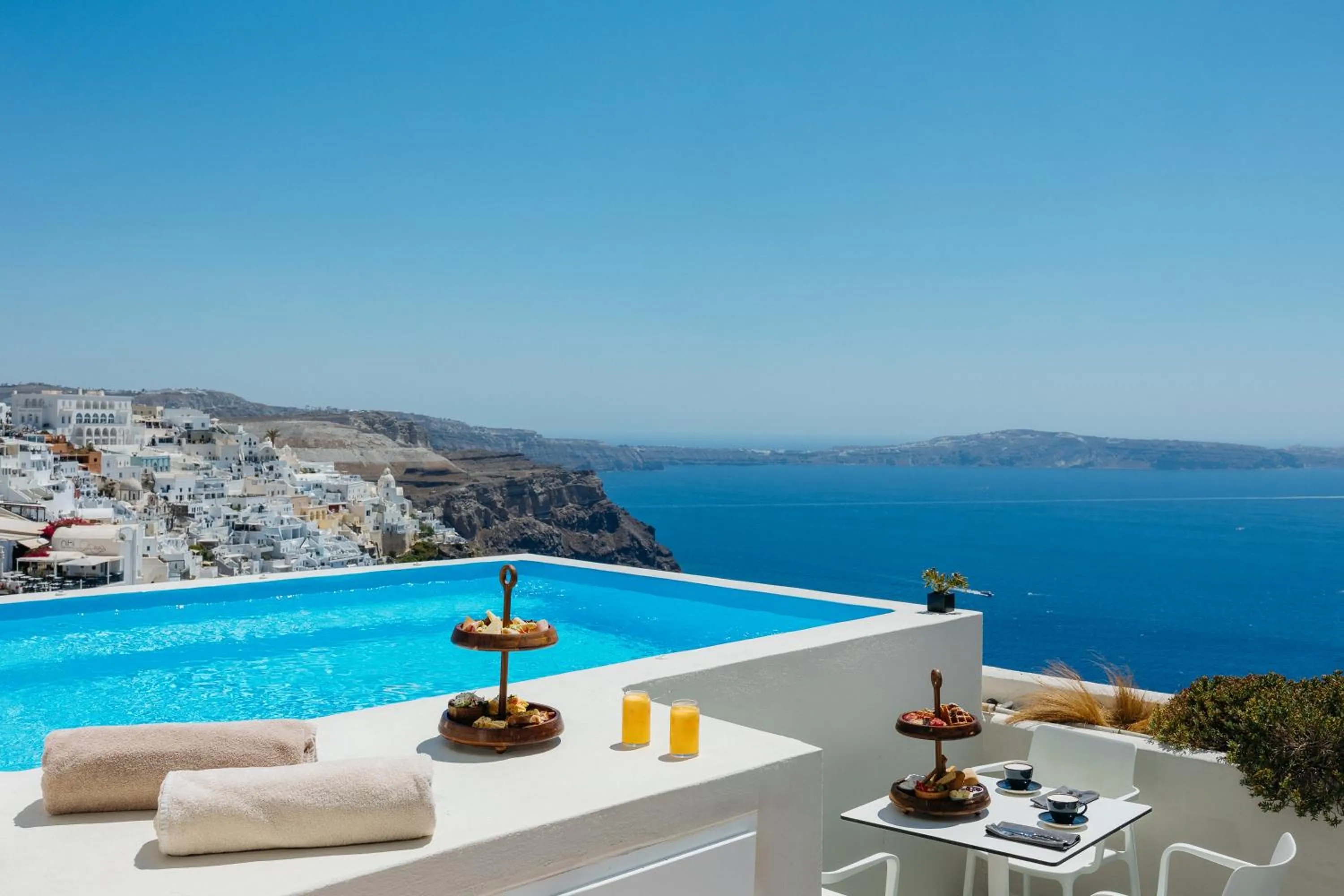 Swimming pool in Kastro Suites