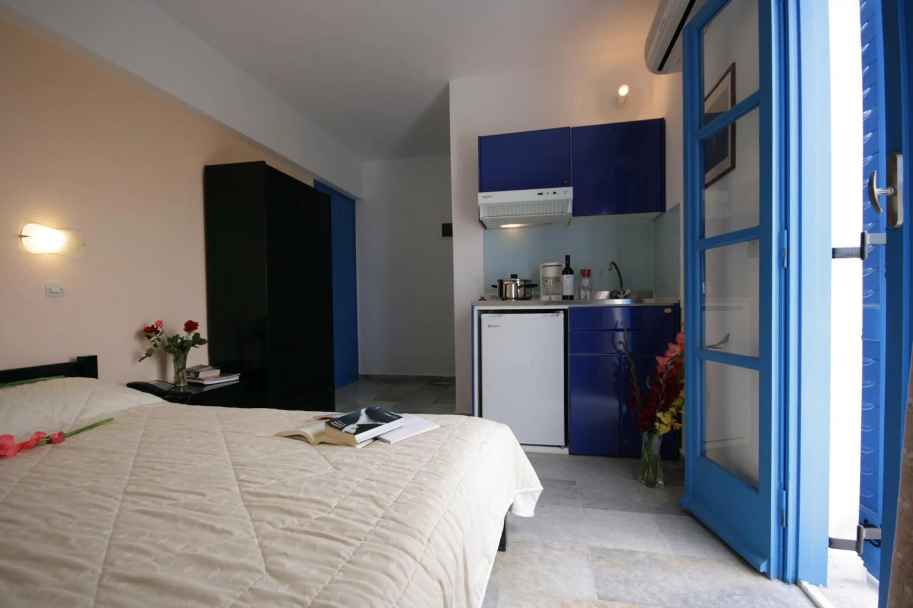 Kitchen or kitchenette, Bed in Sunny Beach Studios