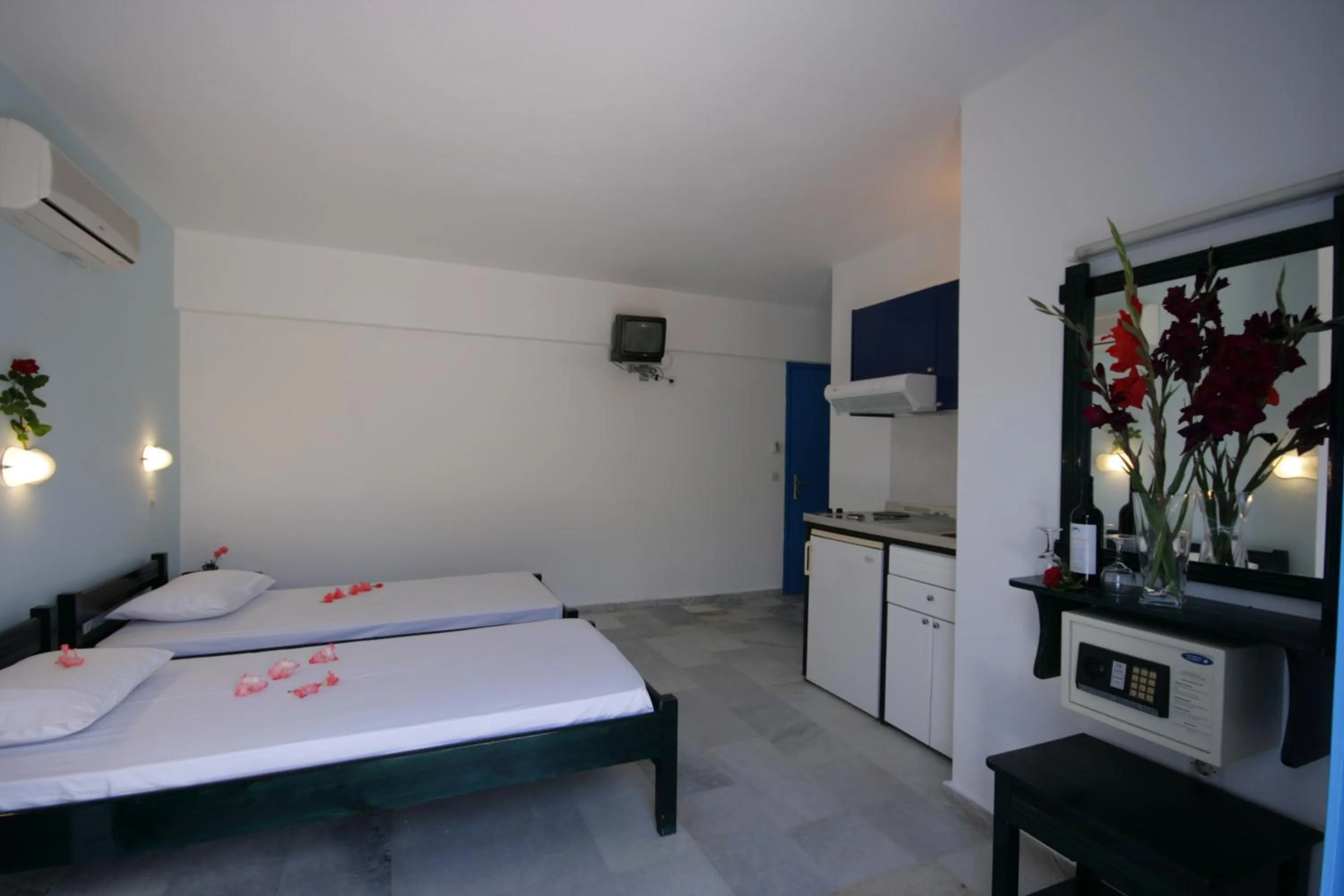 Bedroom, Bed in Sunny Beach Studios