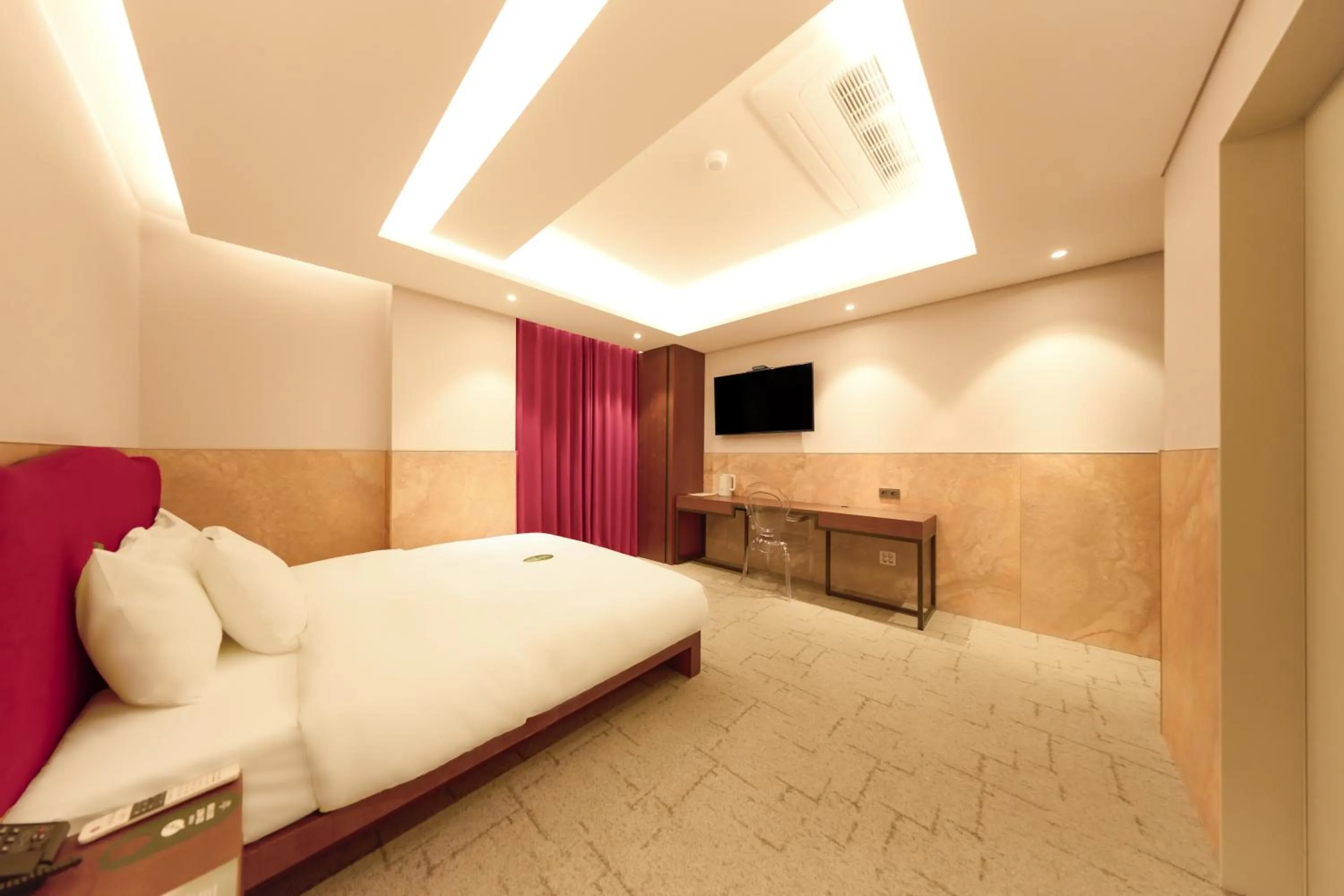 Photo of the whole room, Bed in Capace Hotel Gangnam