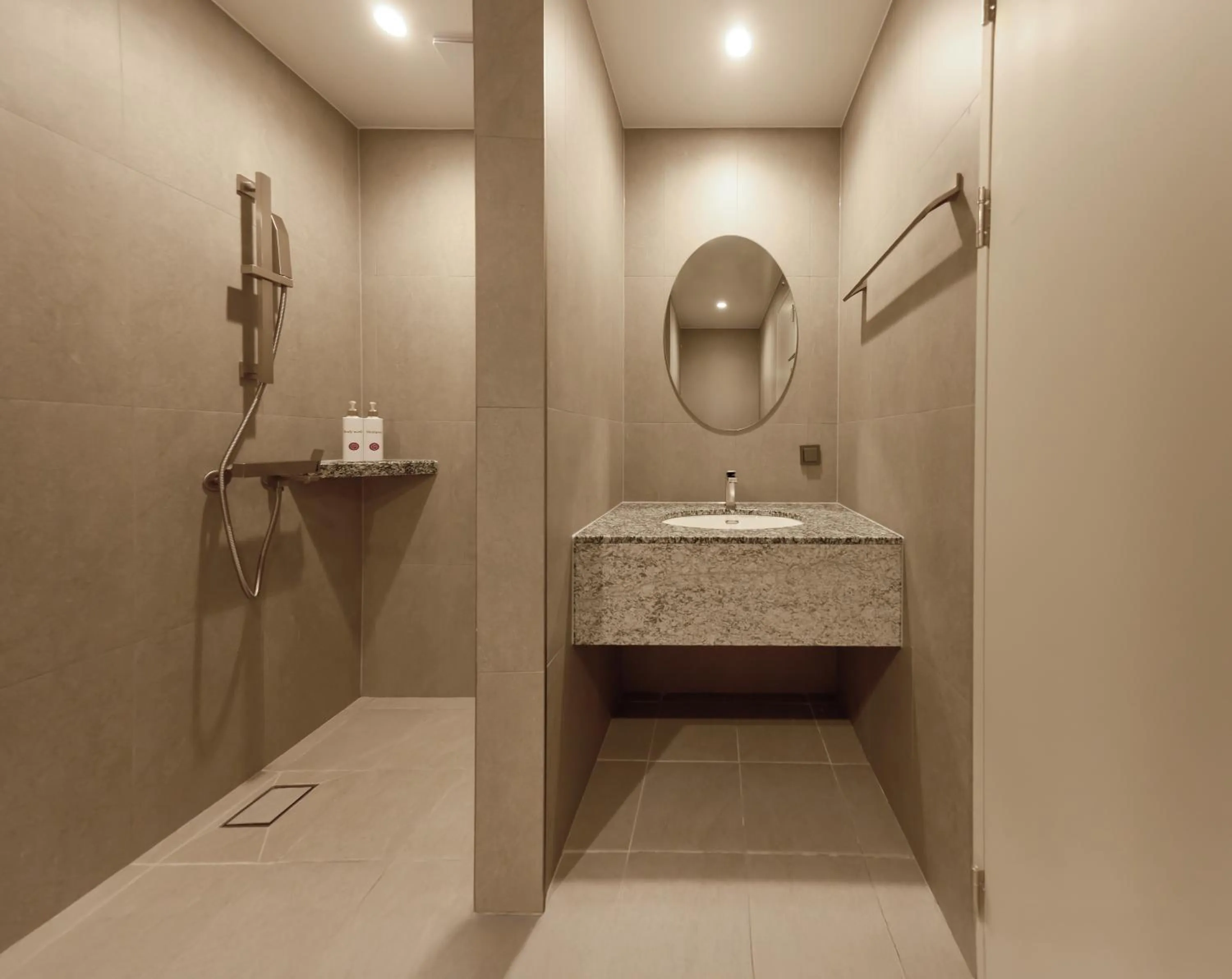 Shower in Capace Hotel Gangnam