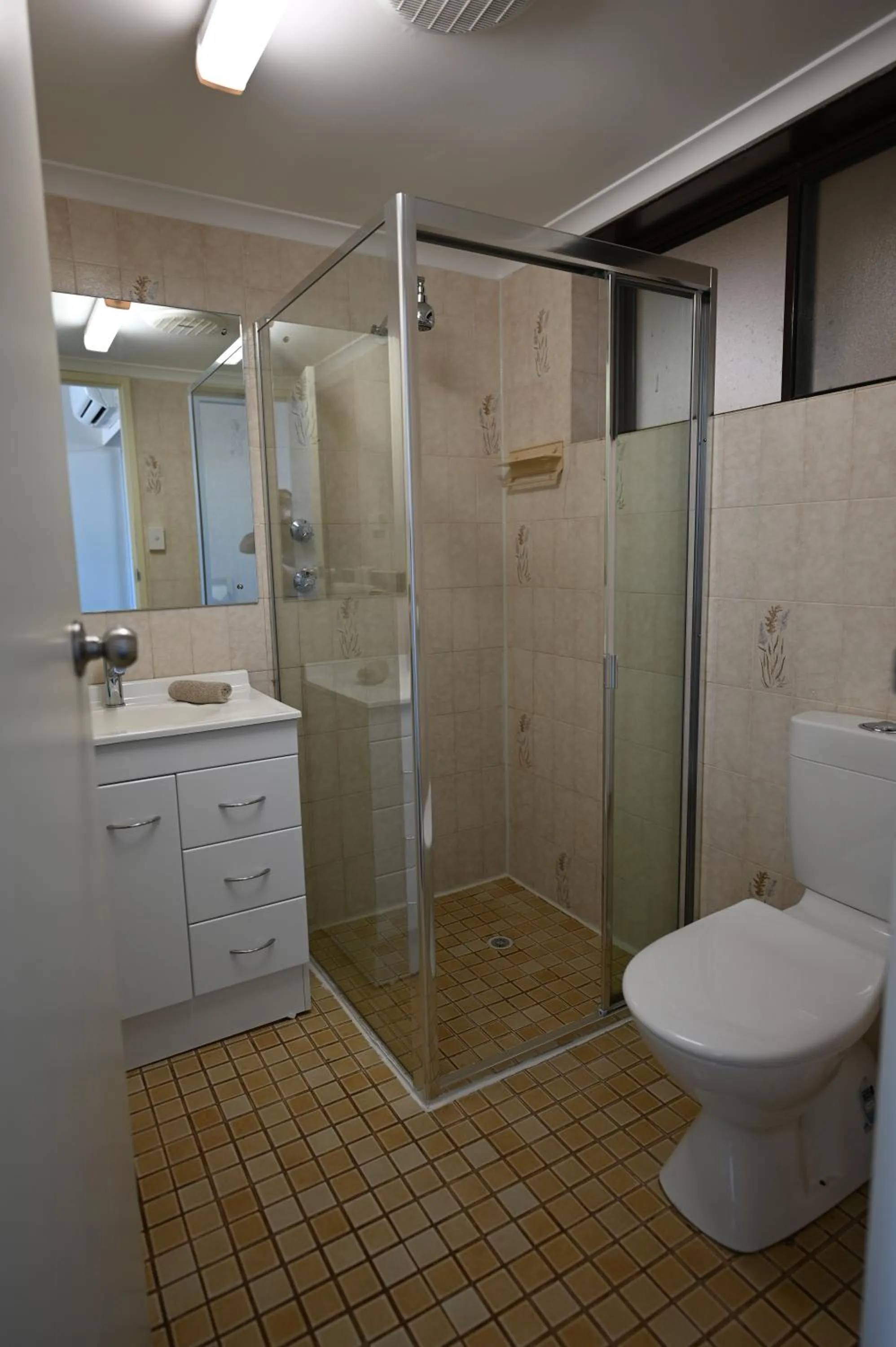 Motel Twin Room - Upstairs in Moonta Bay Holiday Park