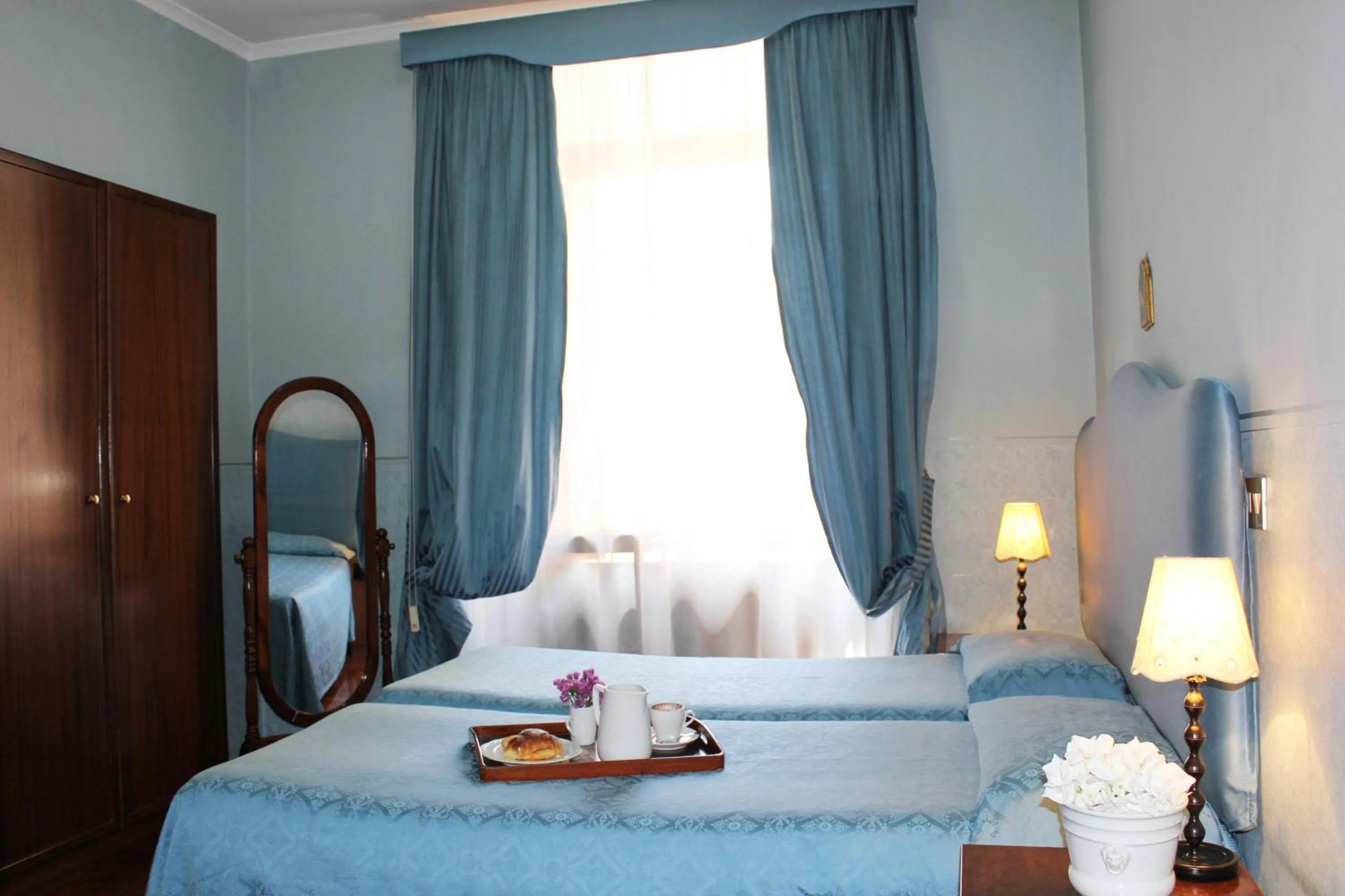 Photo of the whole room, Bed in Anne & Mary