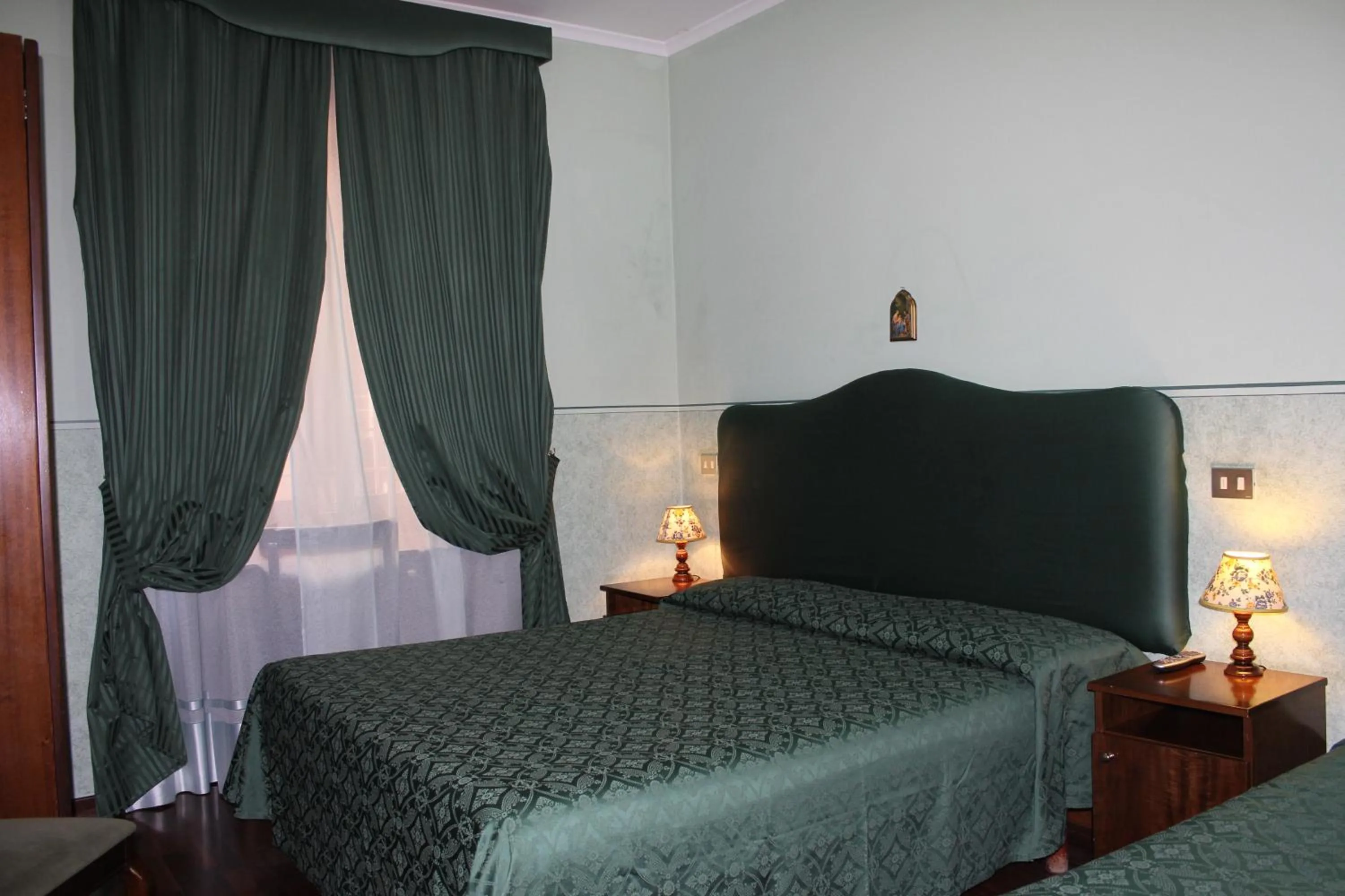 Photo of the whole room, Bed in Anne & Mary