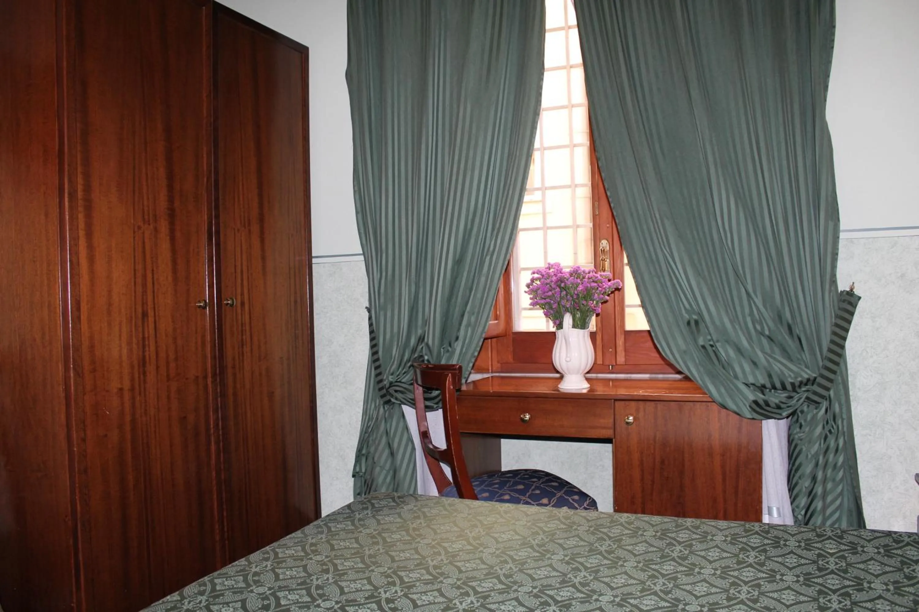 Photo of the whole room, Bed in Anne & Mary