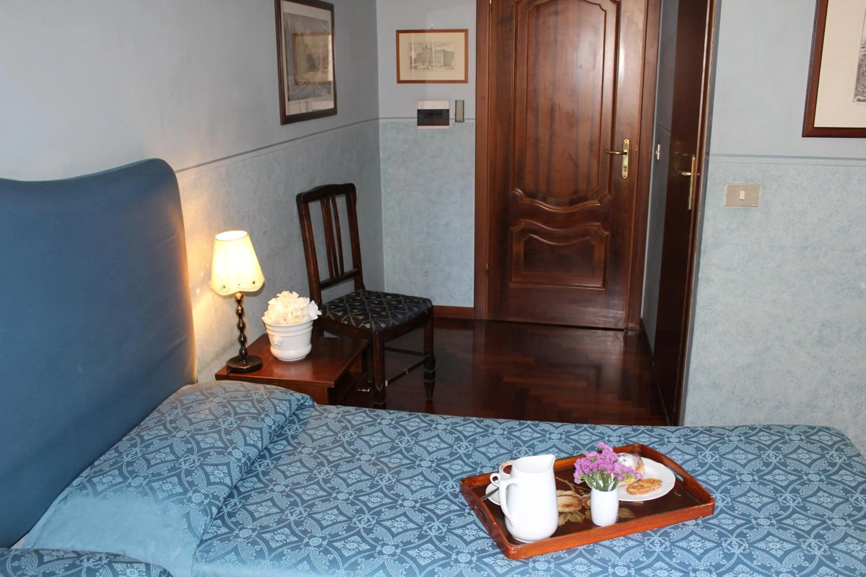 Photo of the whole room, Bed in Anne & Mary