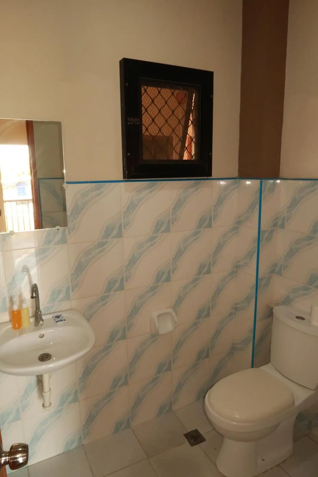 Shower in Jo-Cris Apartelle