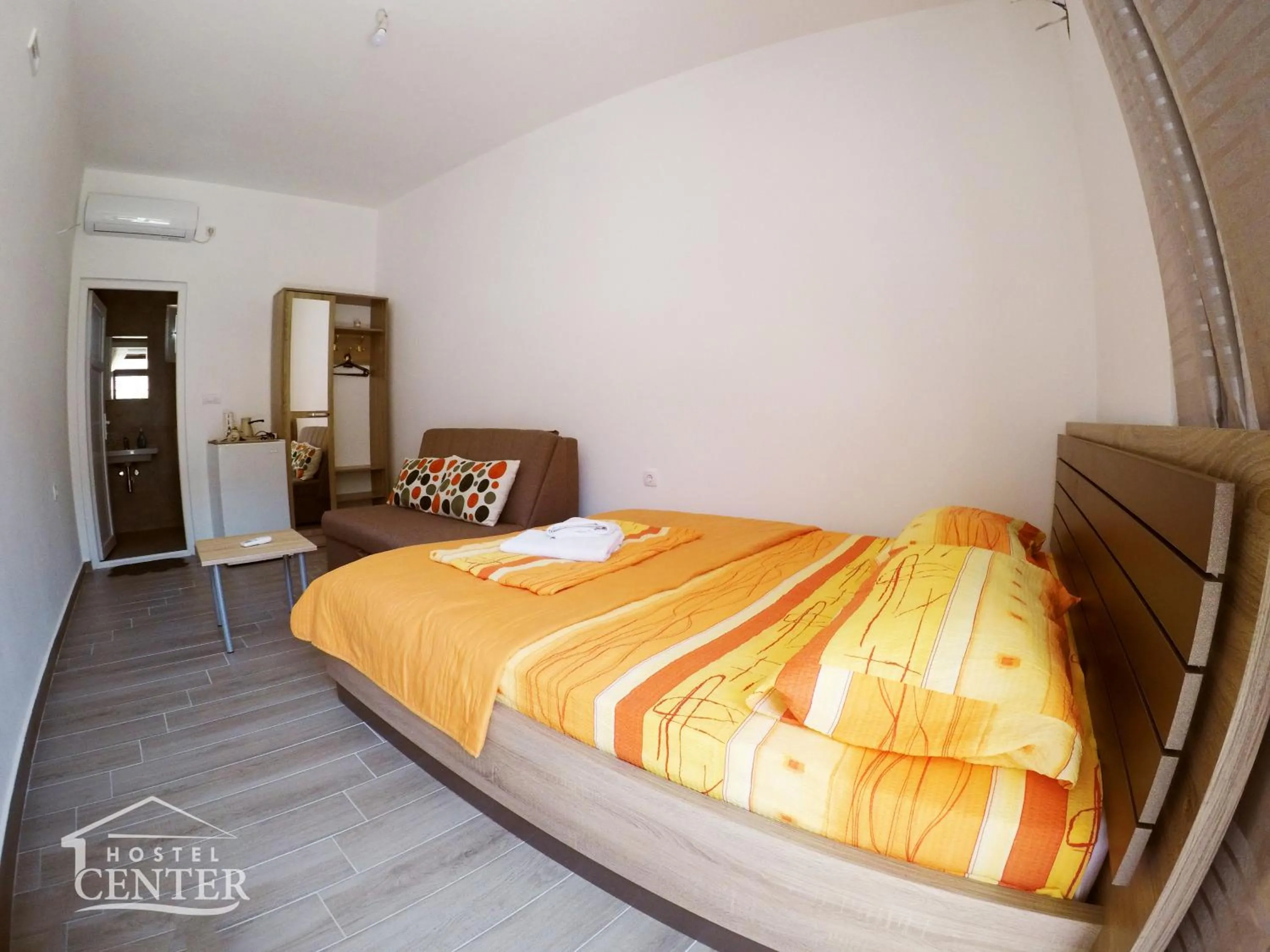 Double Room with Private Bathroom in Hostel Center