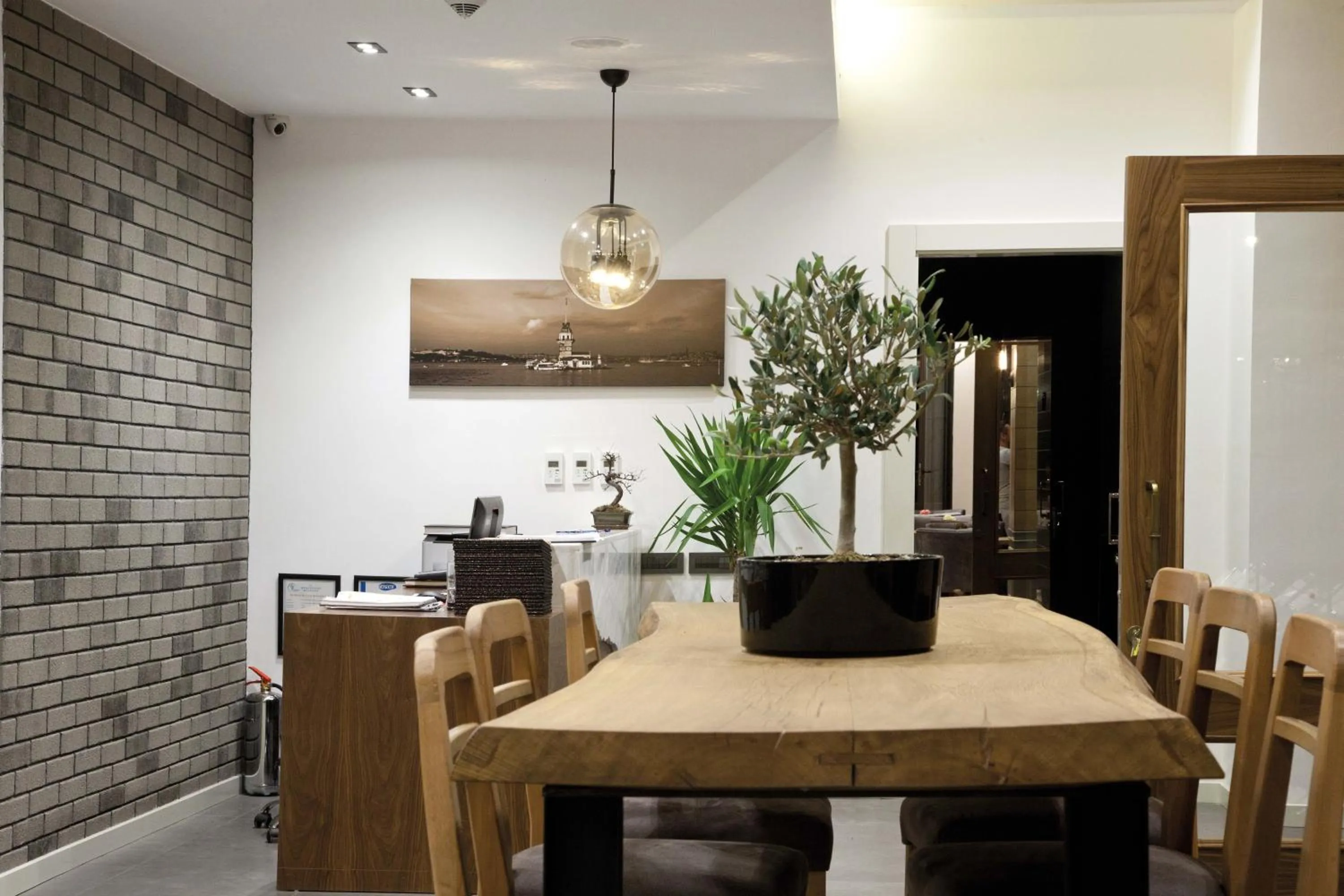 Restaurant/places to eat in Casa Bianca Hotel