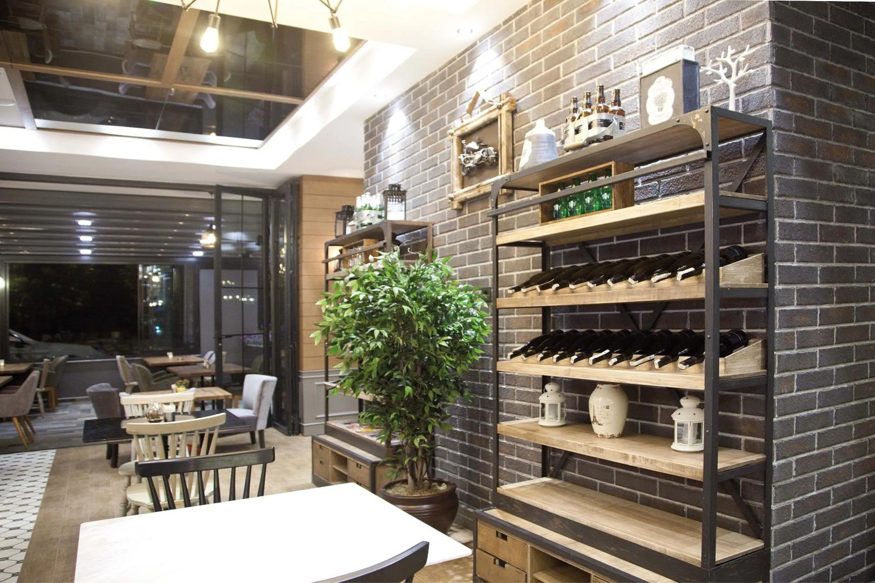 Communal lounge/ TV room in Casa Bianca Hotel