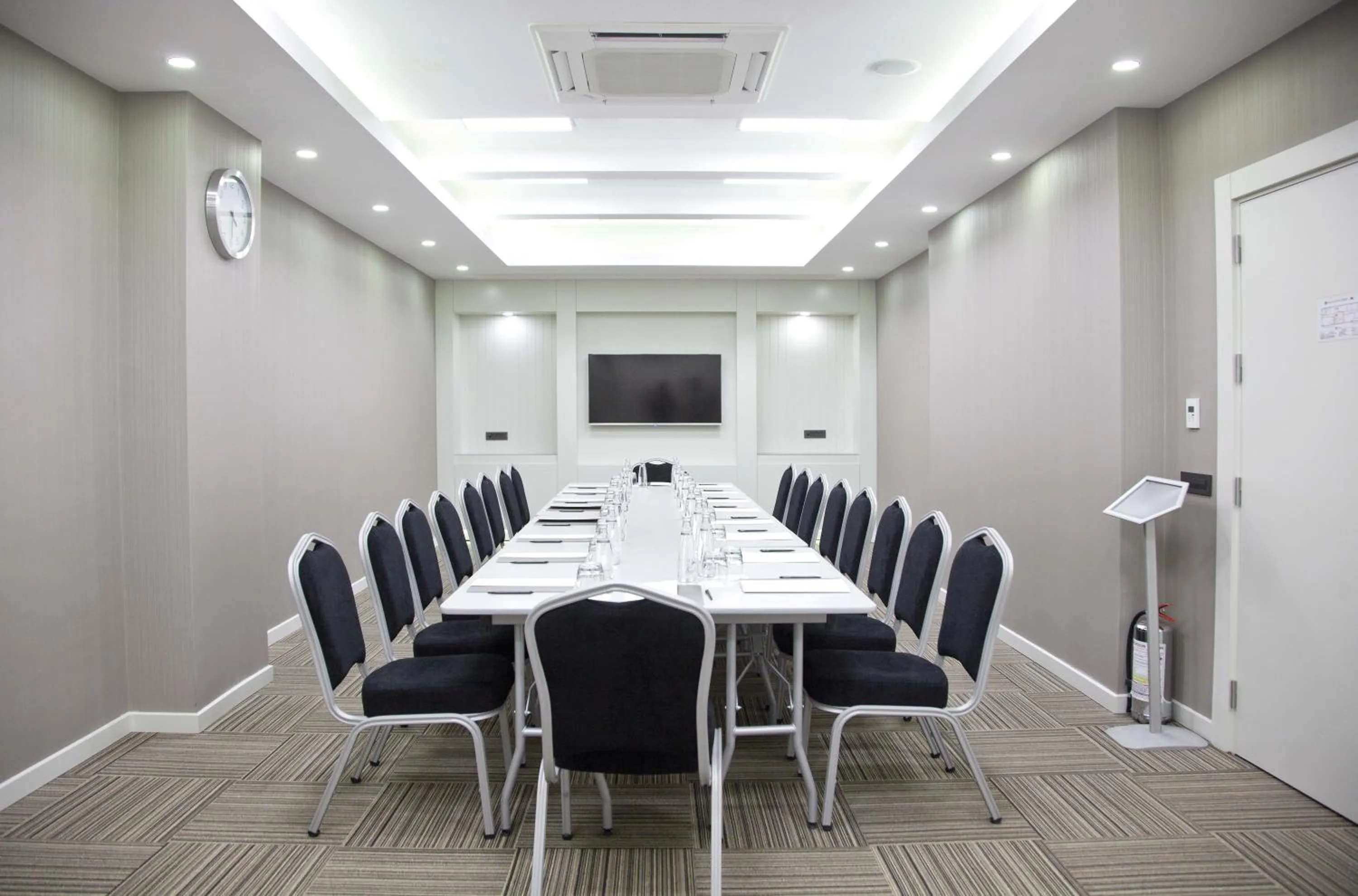 Communal lounge/ TV room in Casa Bianca Hotel