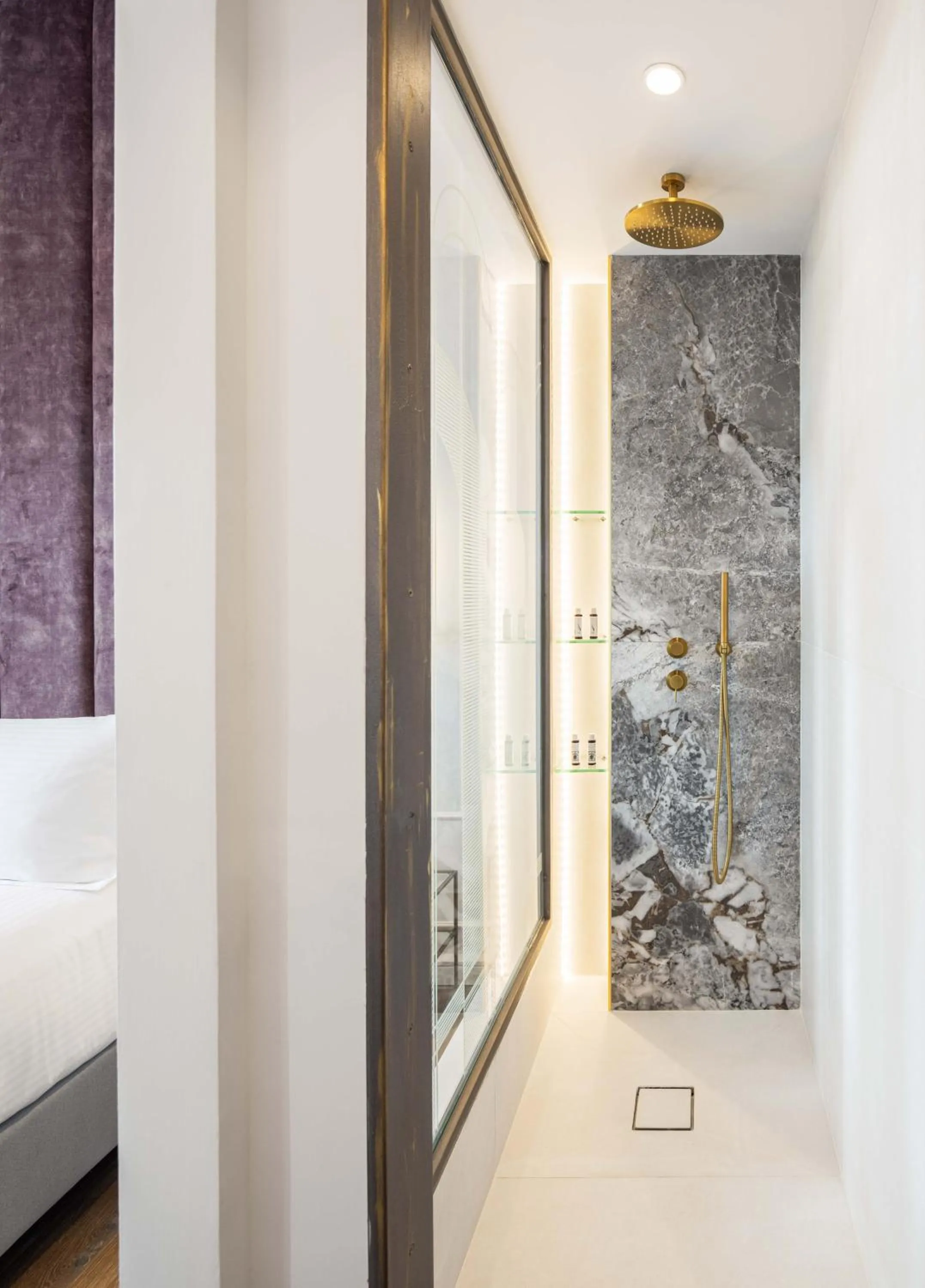 Shower in Bella Venezia