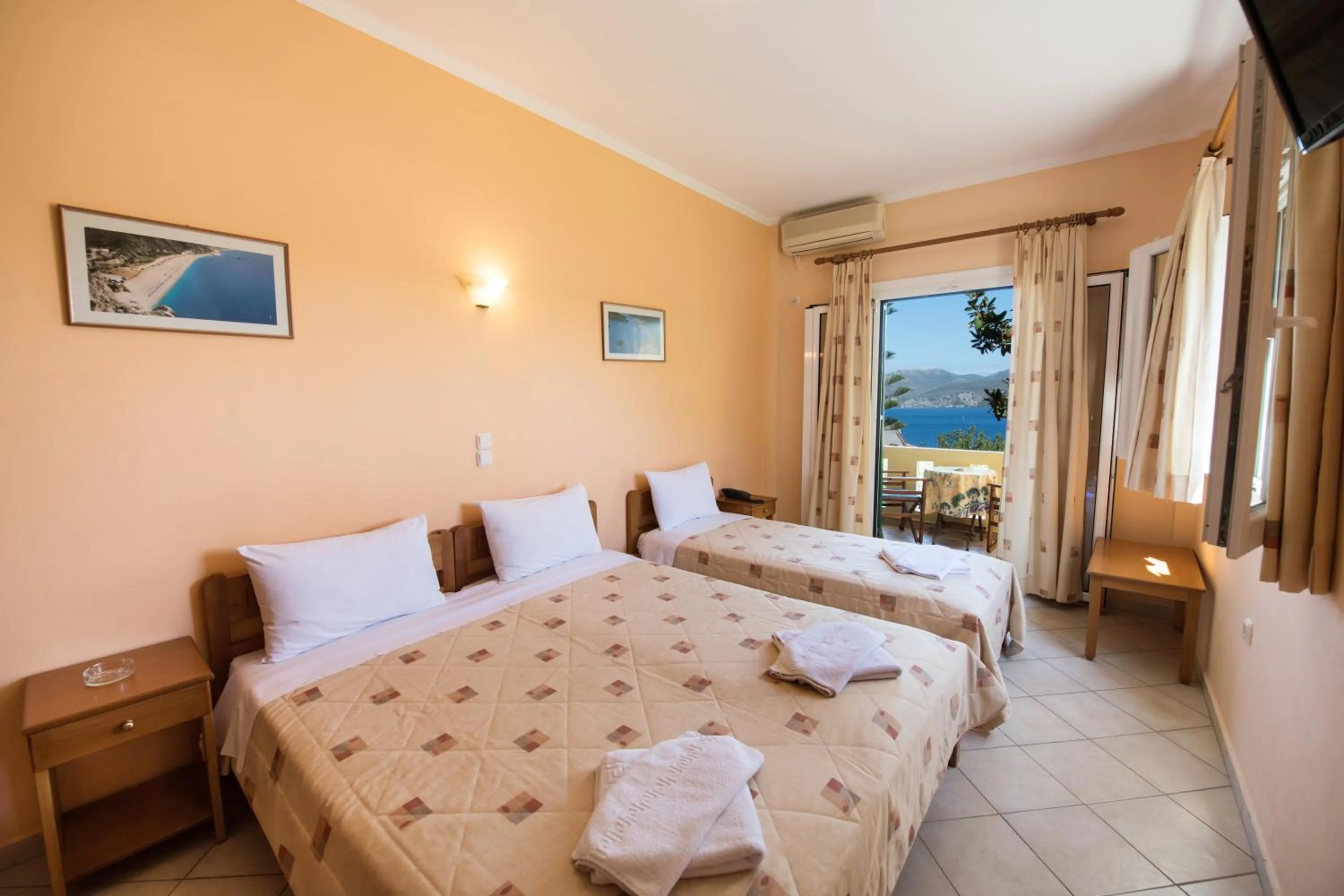 Balcony/Terrace, Bed in Sofia Hotel