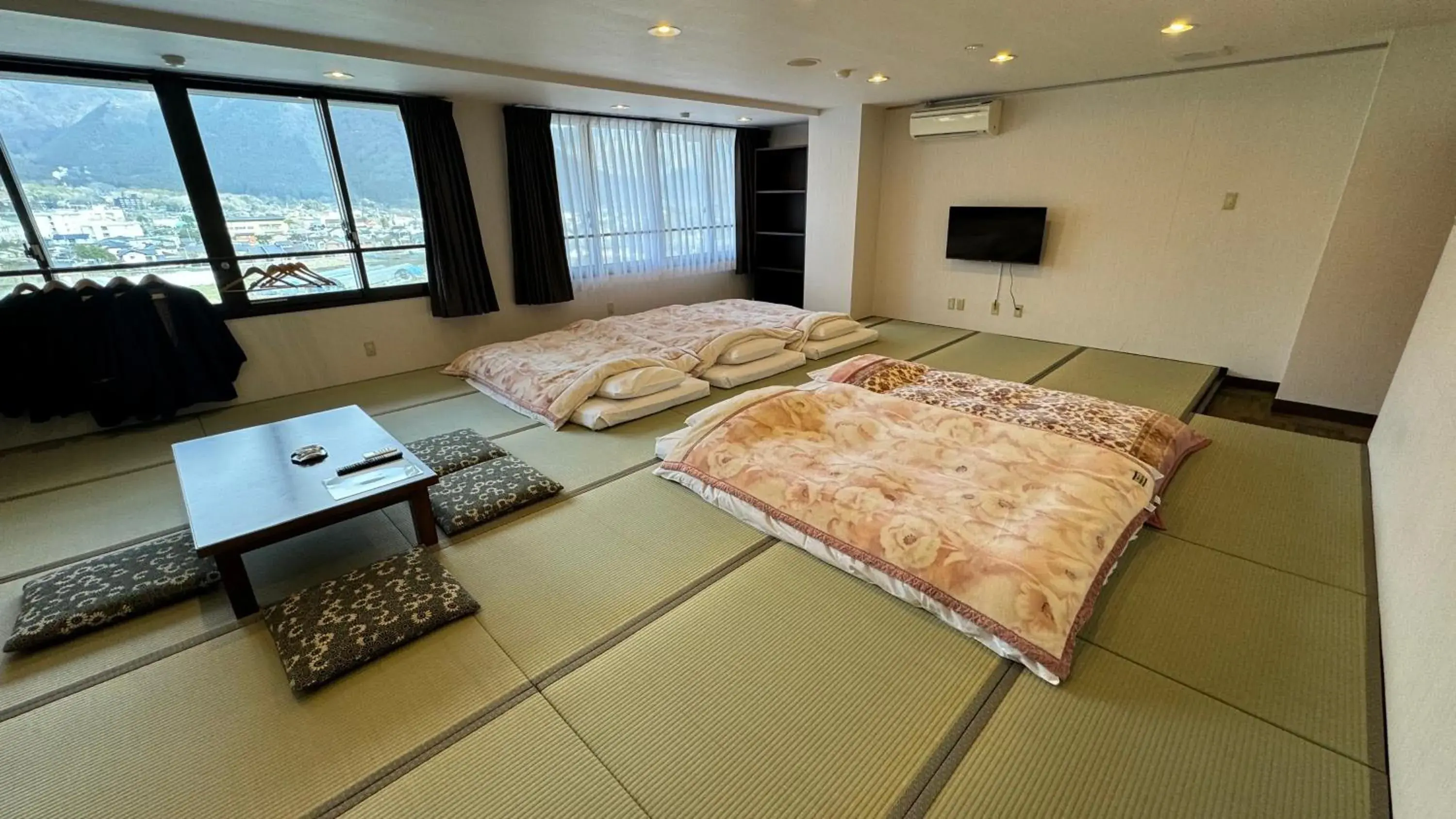 Main Building Large Japanese-Style Family Room with Shared Bathroom in Yufuin Ryokan Yamanami Main Building Large Japanese-Style Family Room with Shared Bathroom in Yufuin Ryokan Yamanami