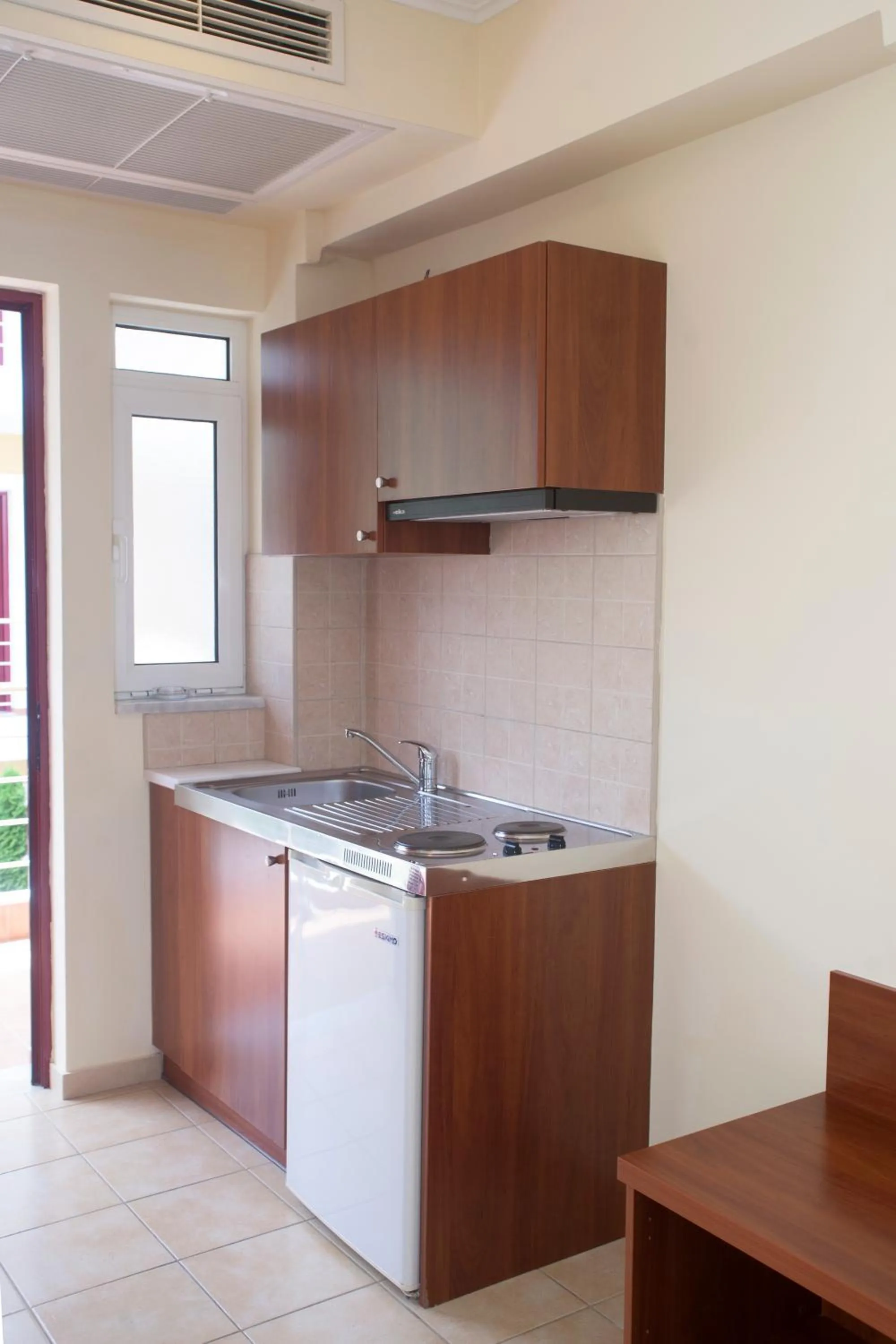 Kitchen or kitchenette in Summertime Inn