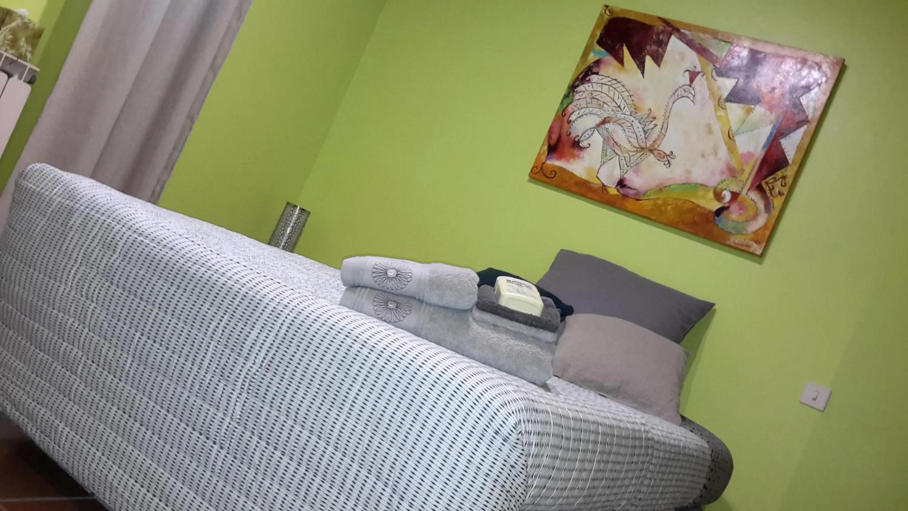 Shower, Bed in Om'Sleeping B&B