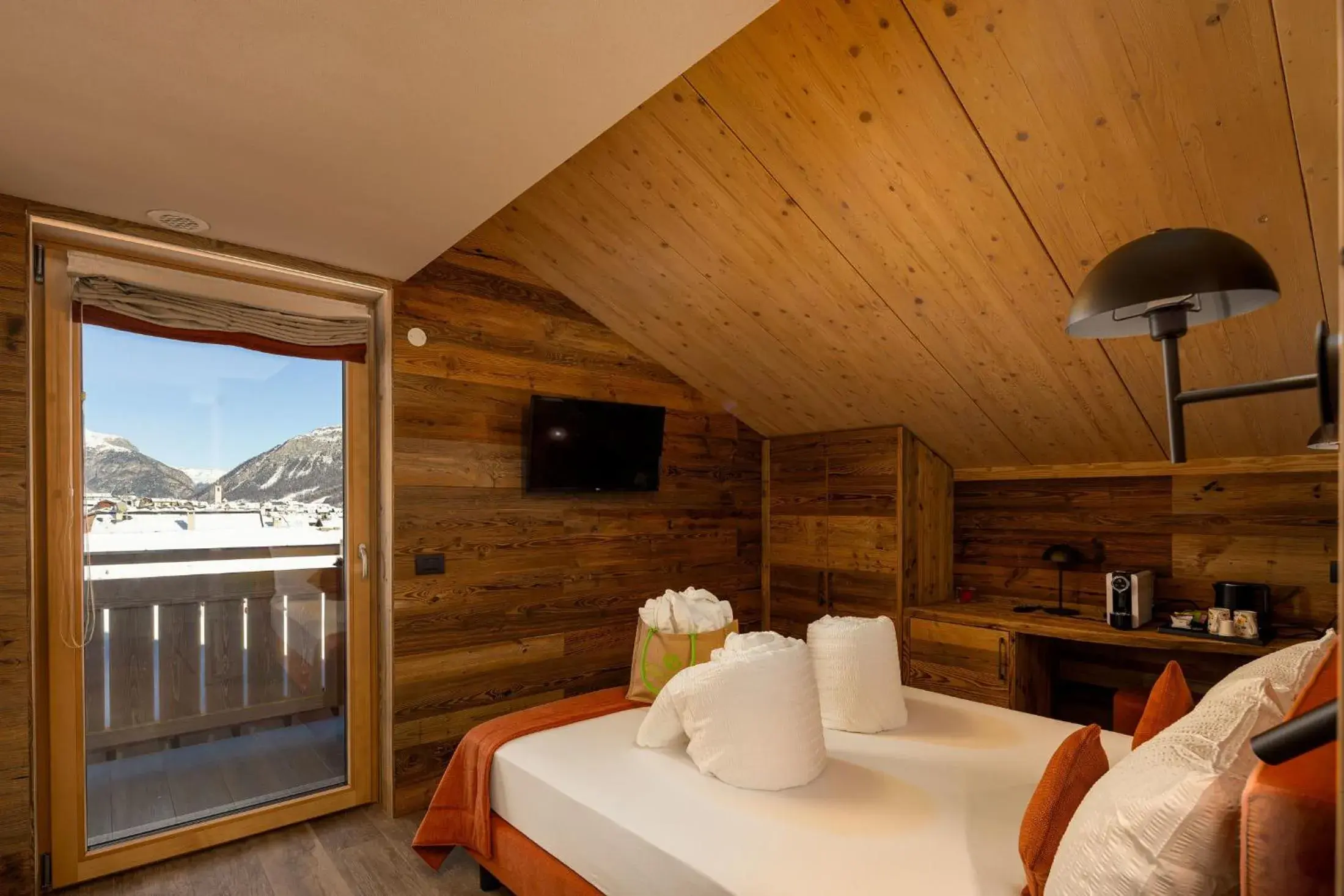 Deluxe Double or Twin Room with Mountain View in Green Rose Deluxe Double or Twin Room with Mountain View in Green Rose