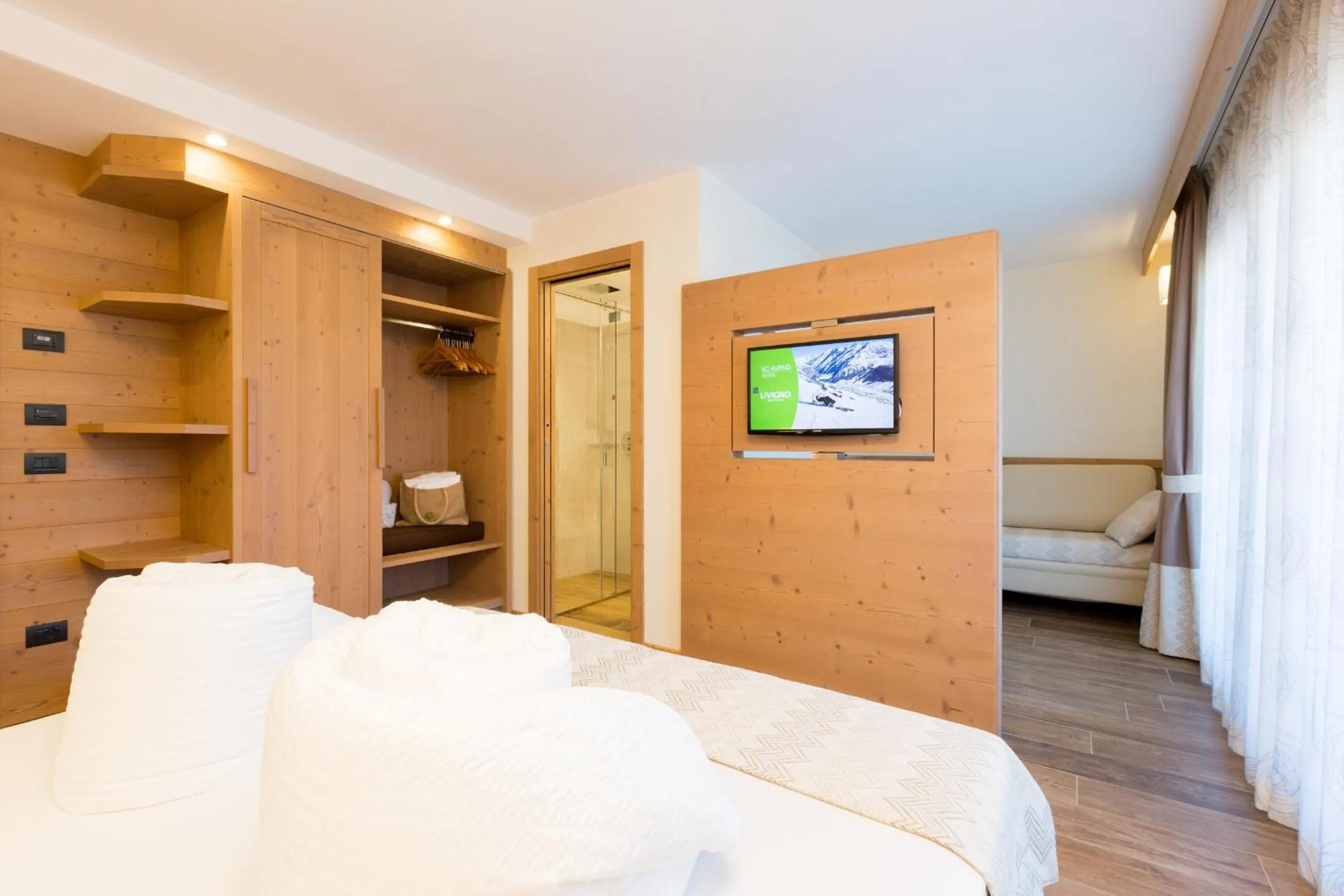 Shower, Bed in Green Rose