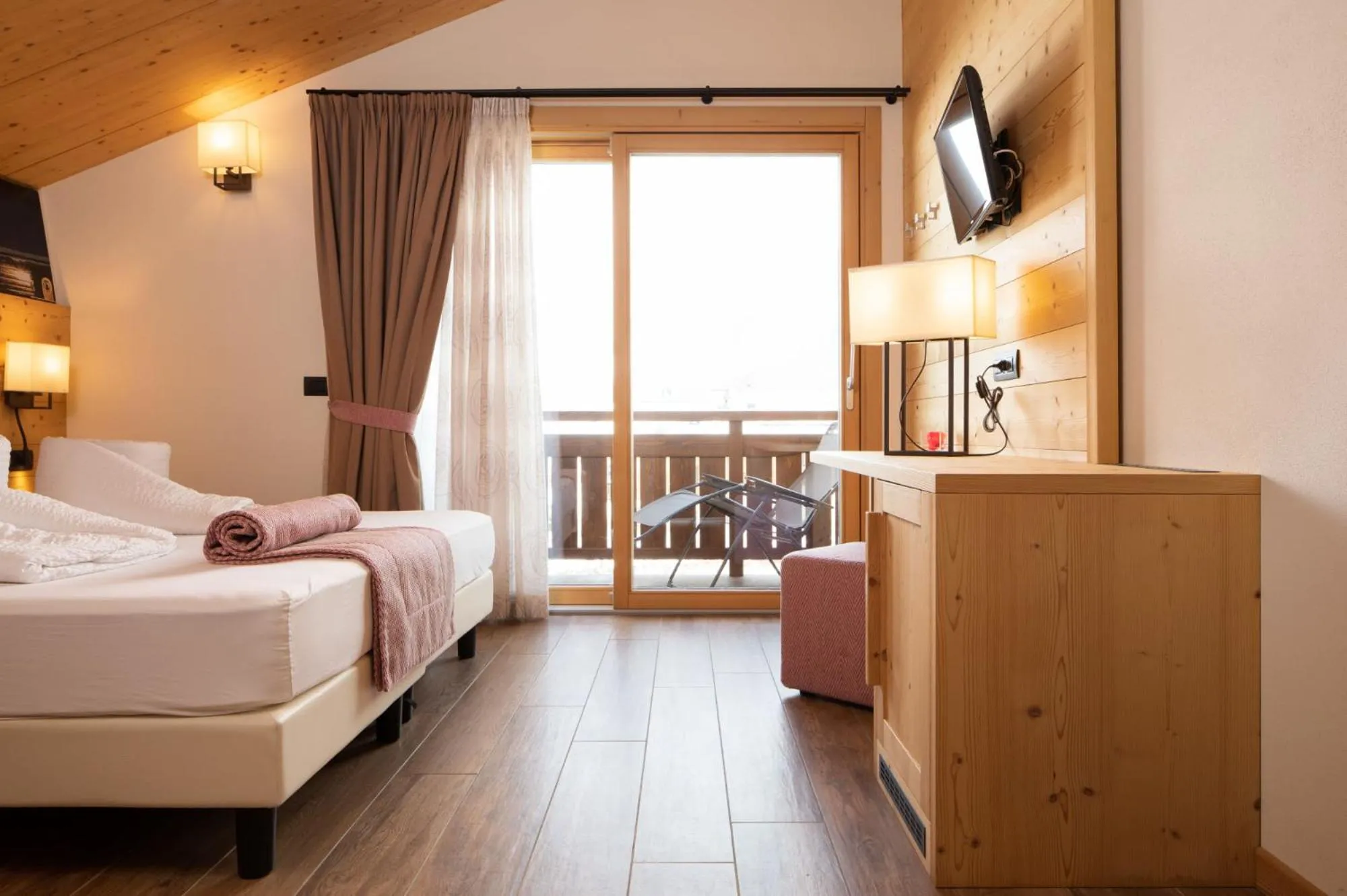 Photo of the whole room, Bed in Green Rose