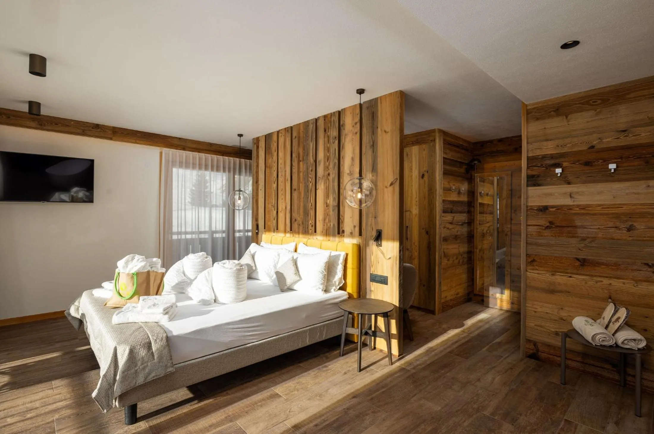 Bedroom, Bed in Green Rose