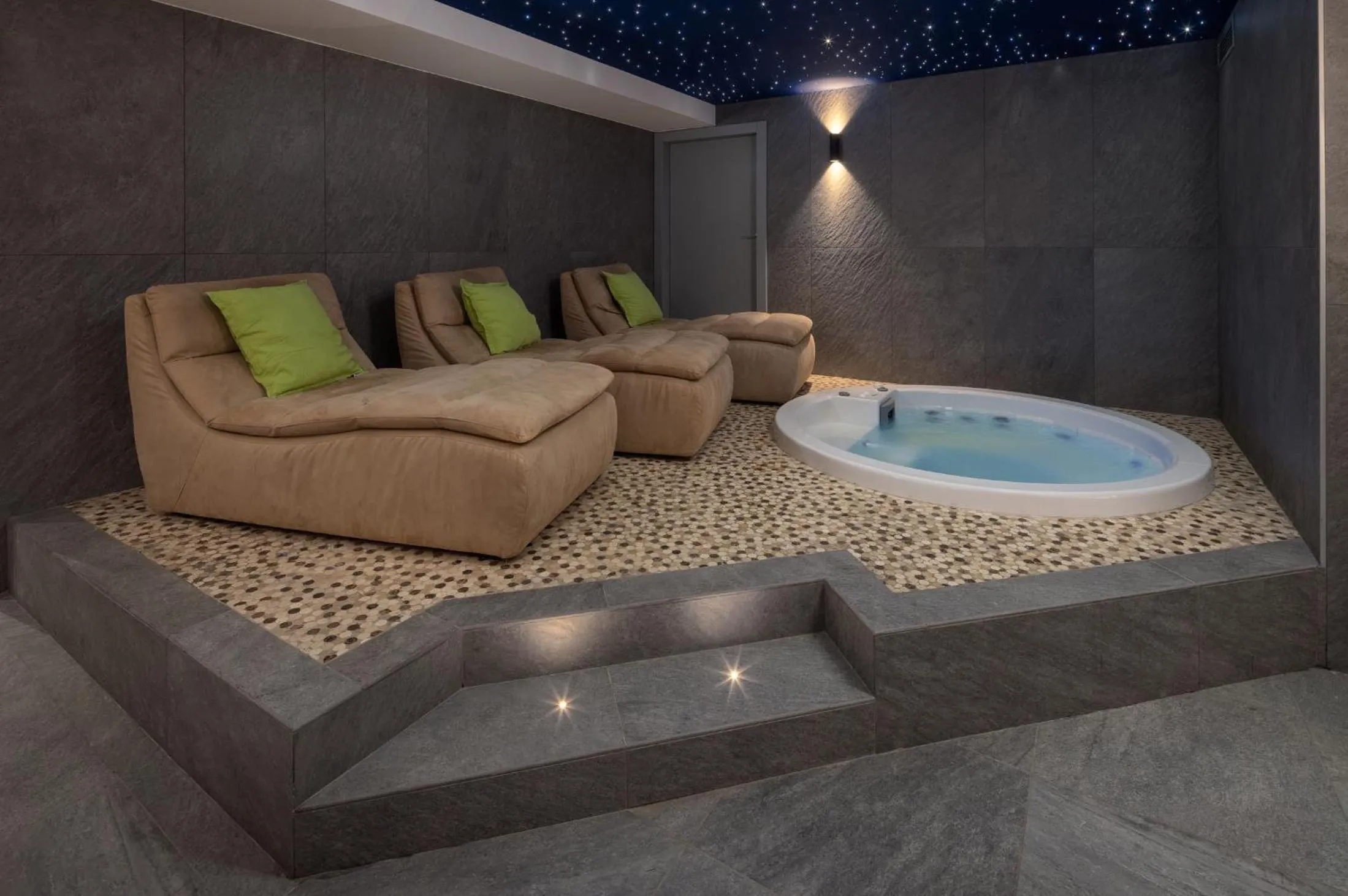 Swimming pool in Green Rose