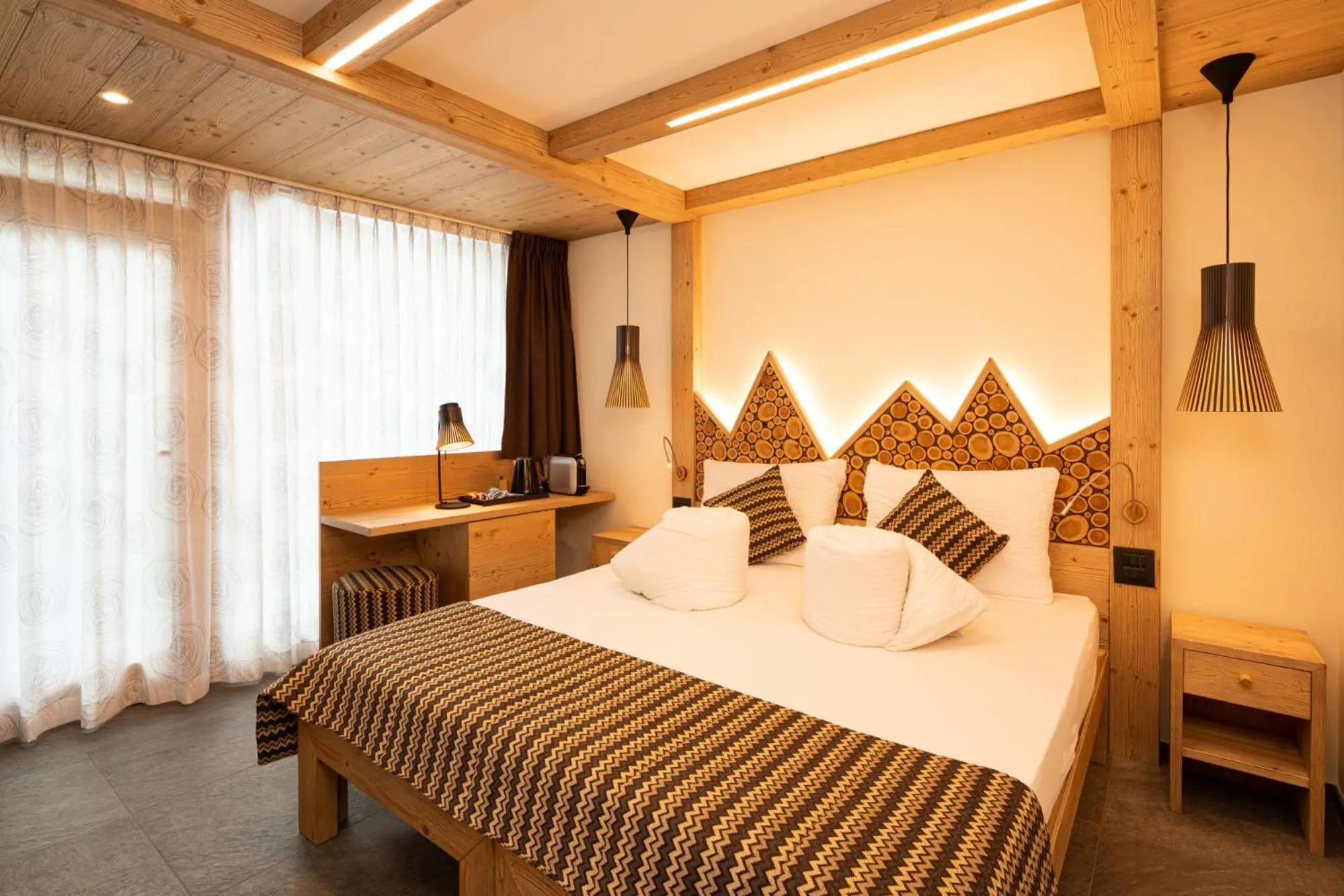 Photo of the whole room, Bed in Green Rose