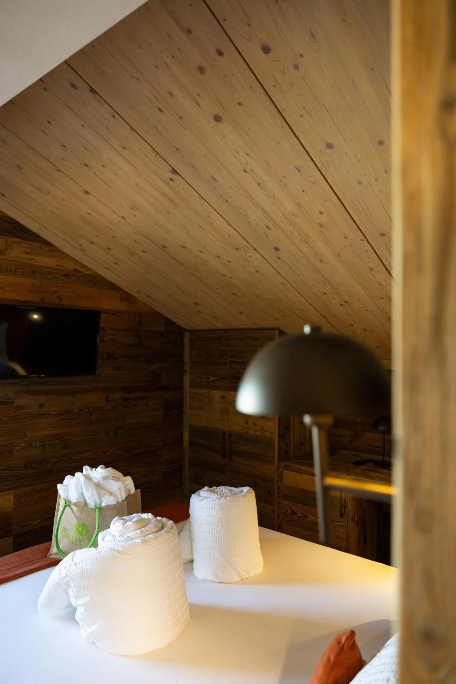 Bedroom, Bed in Green Rose