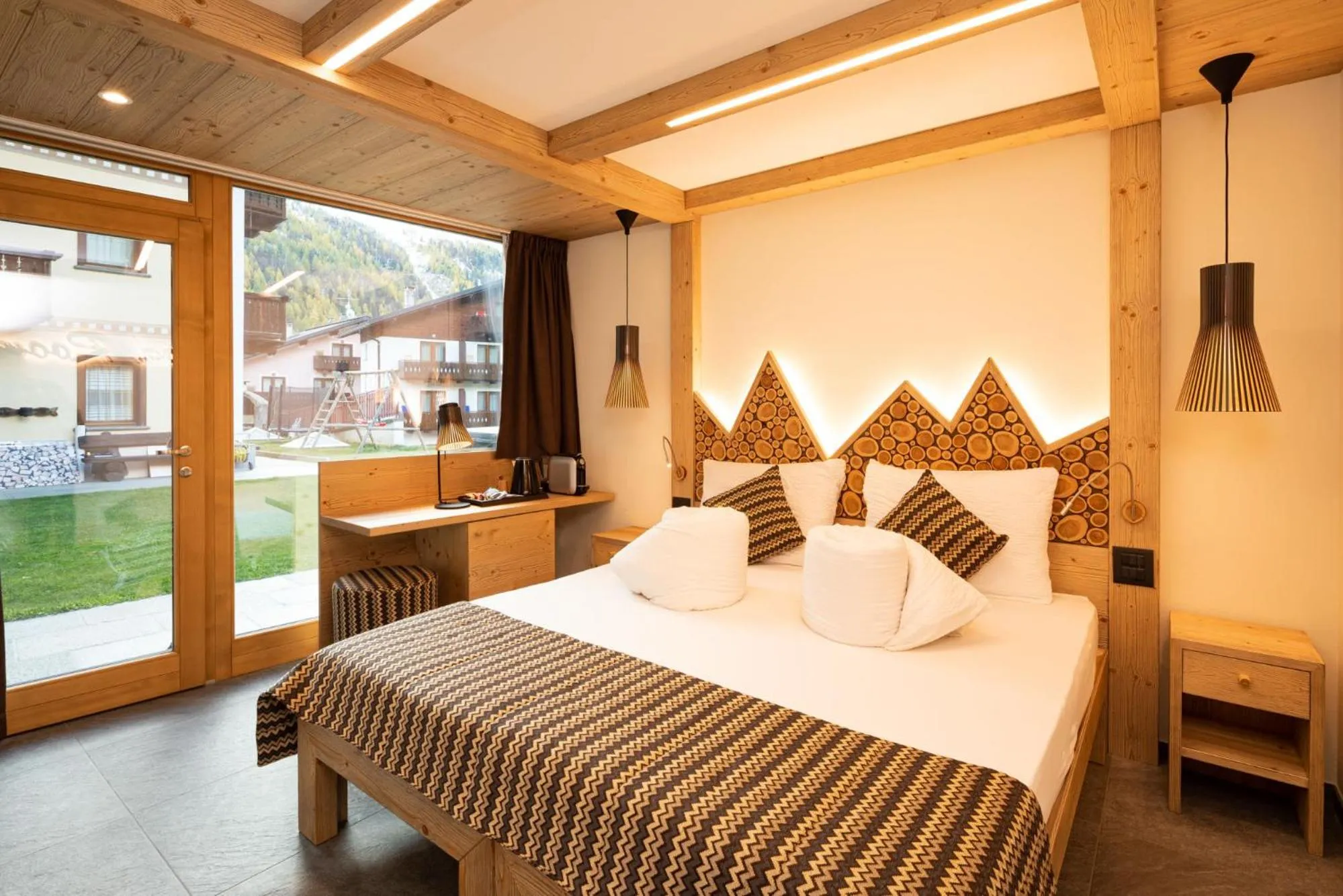 Garden view, Bed in Green Rose