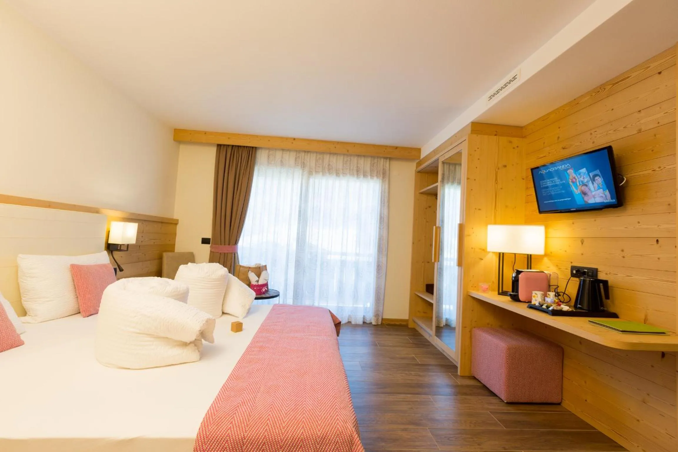 Toilet, Bed in Green Rose