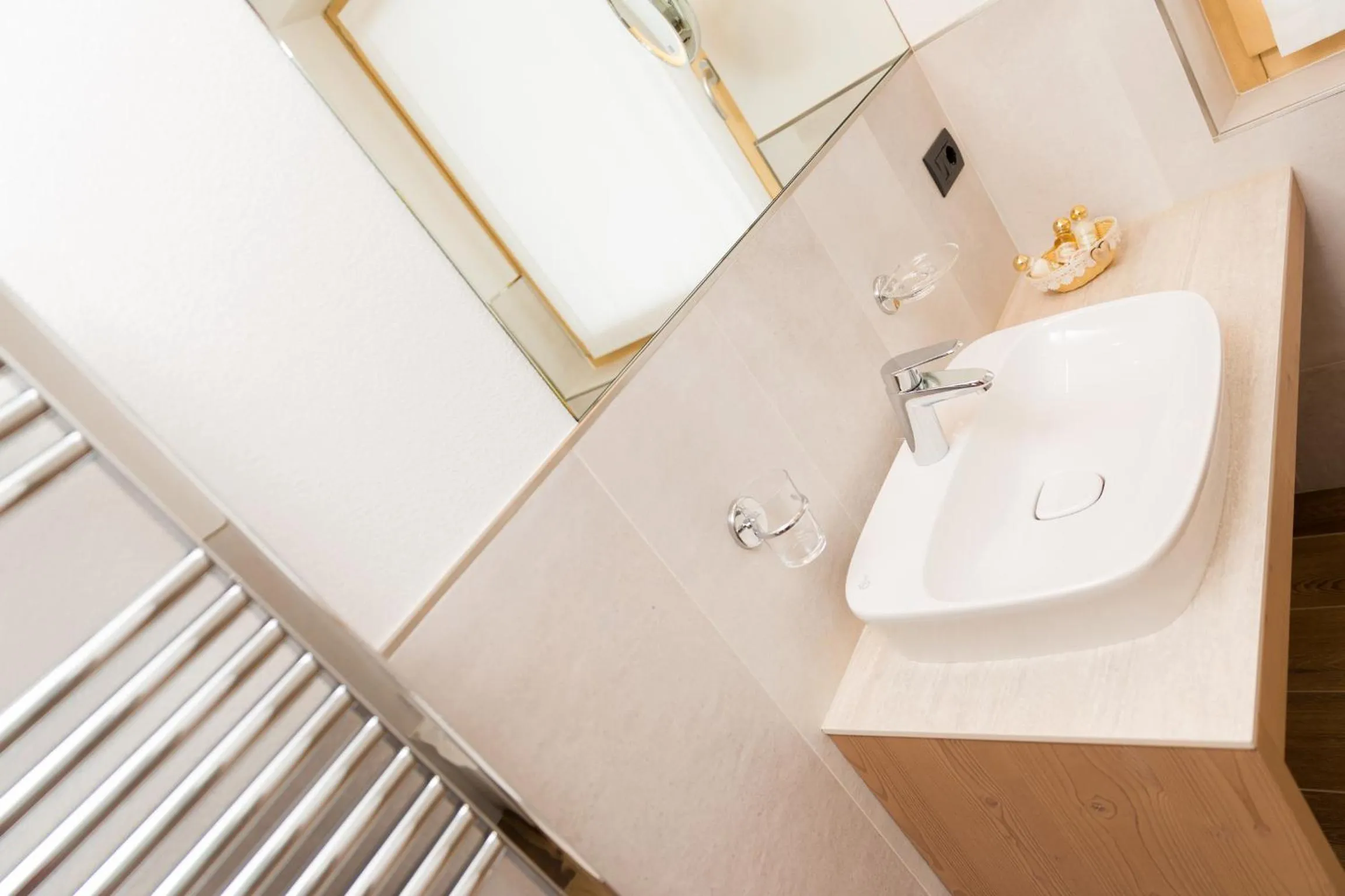 Shower in Green Rose