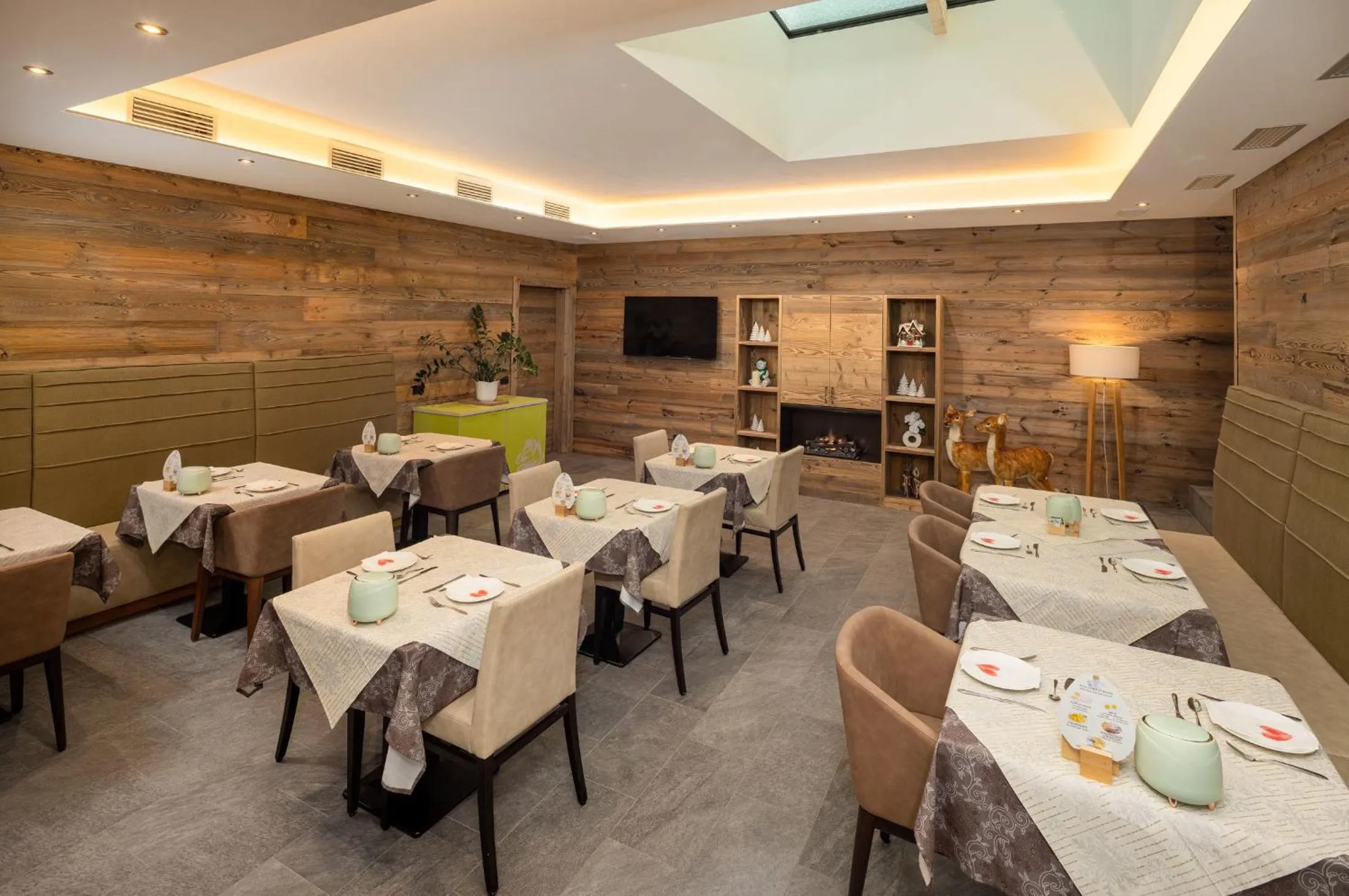 Breakfast in Green Rose