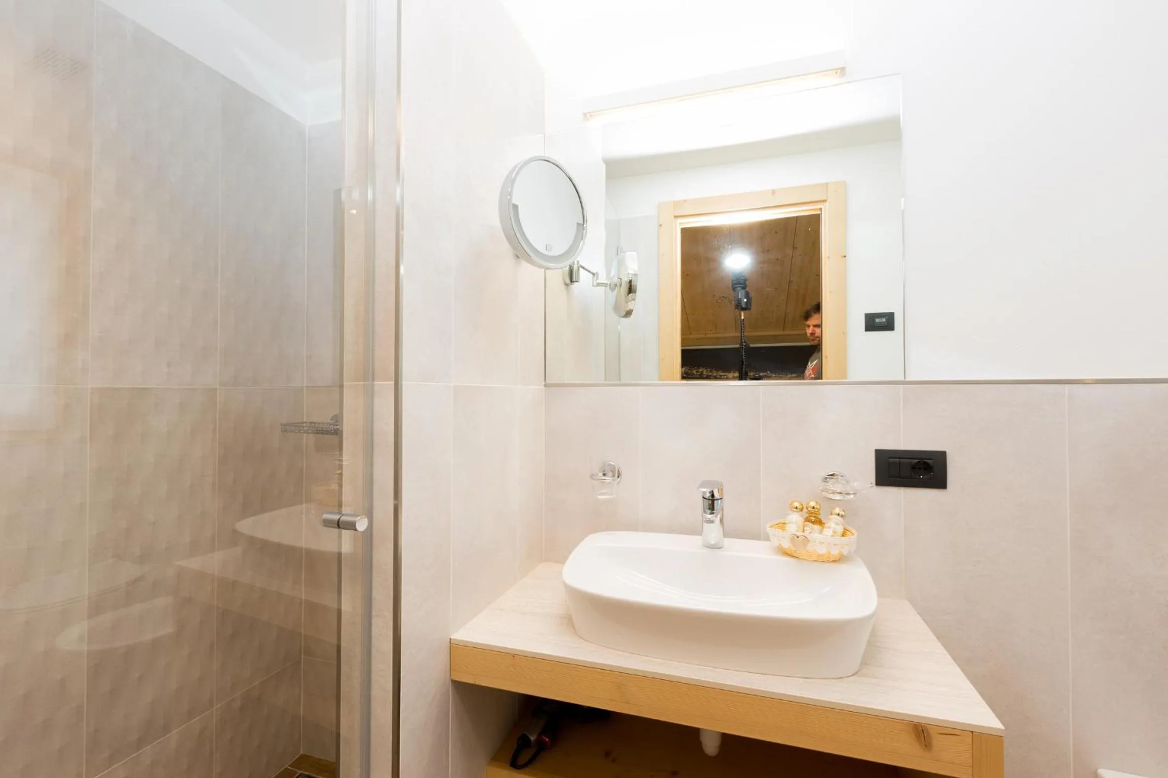 Shower in Green Rose