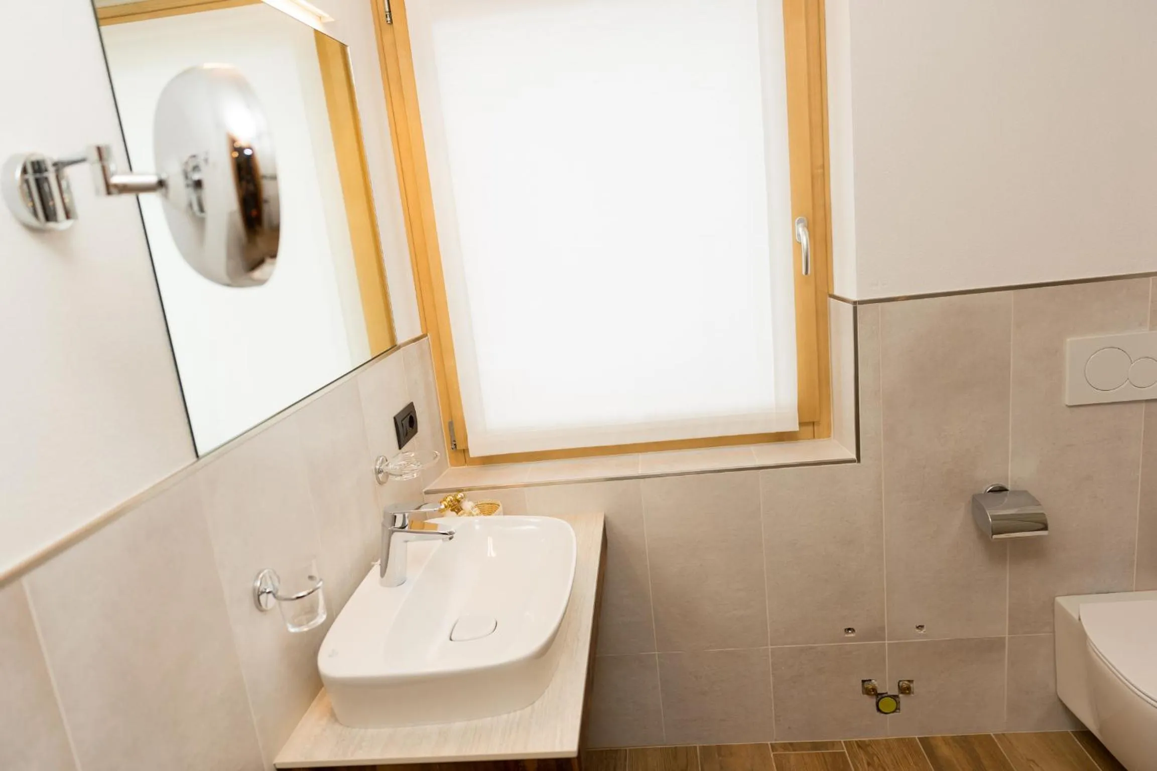 Shower in Green Rose