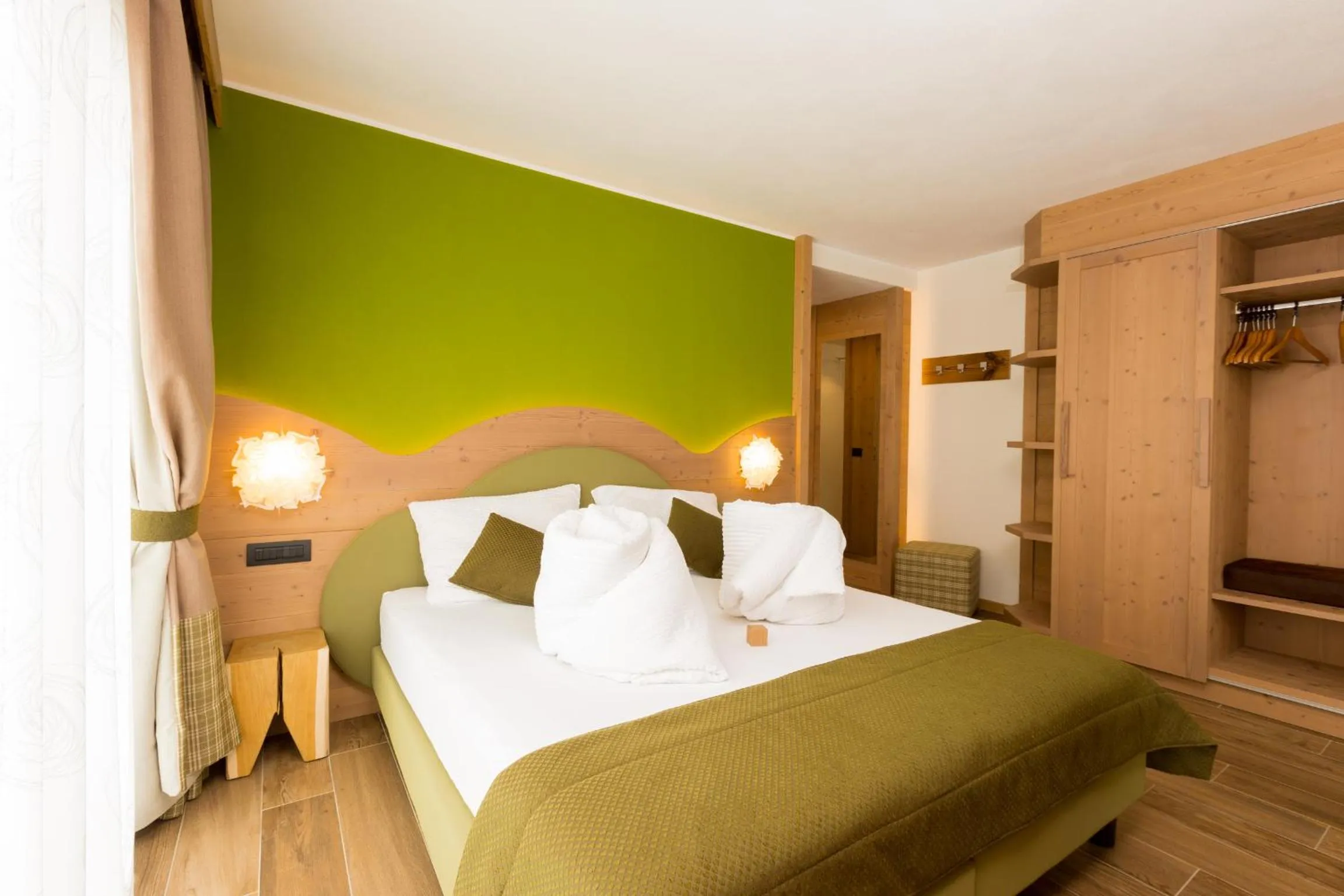 Shower, Bed in Green Rose