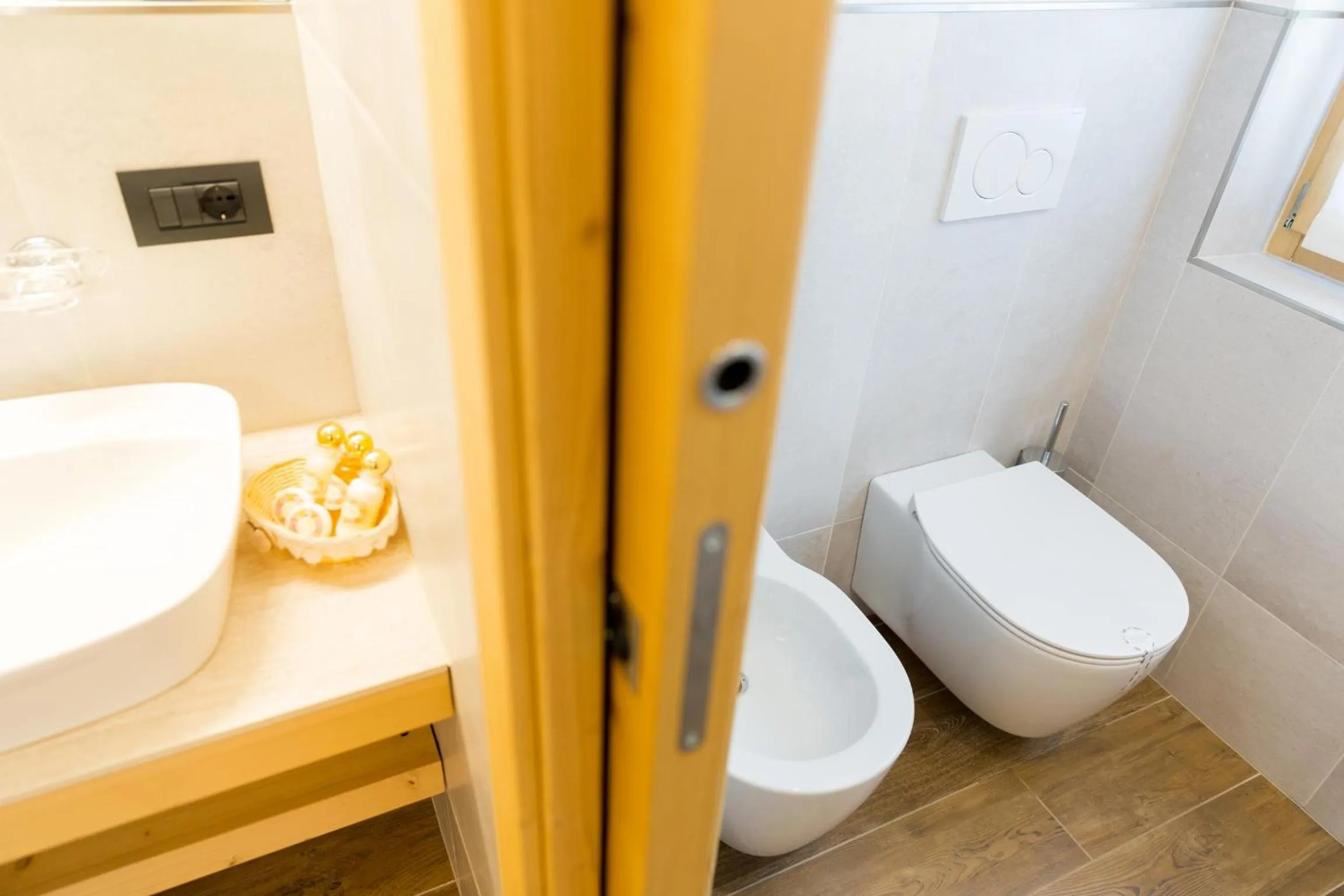 Shower in Green Rose