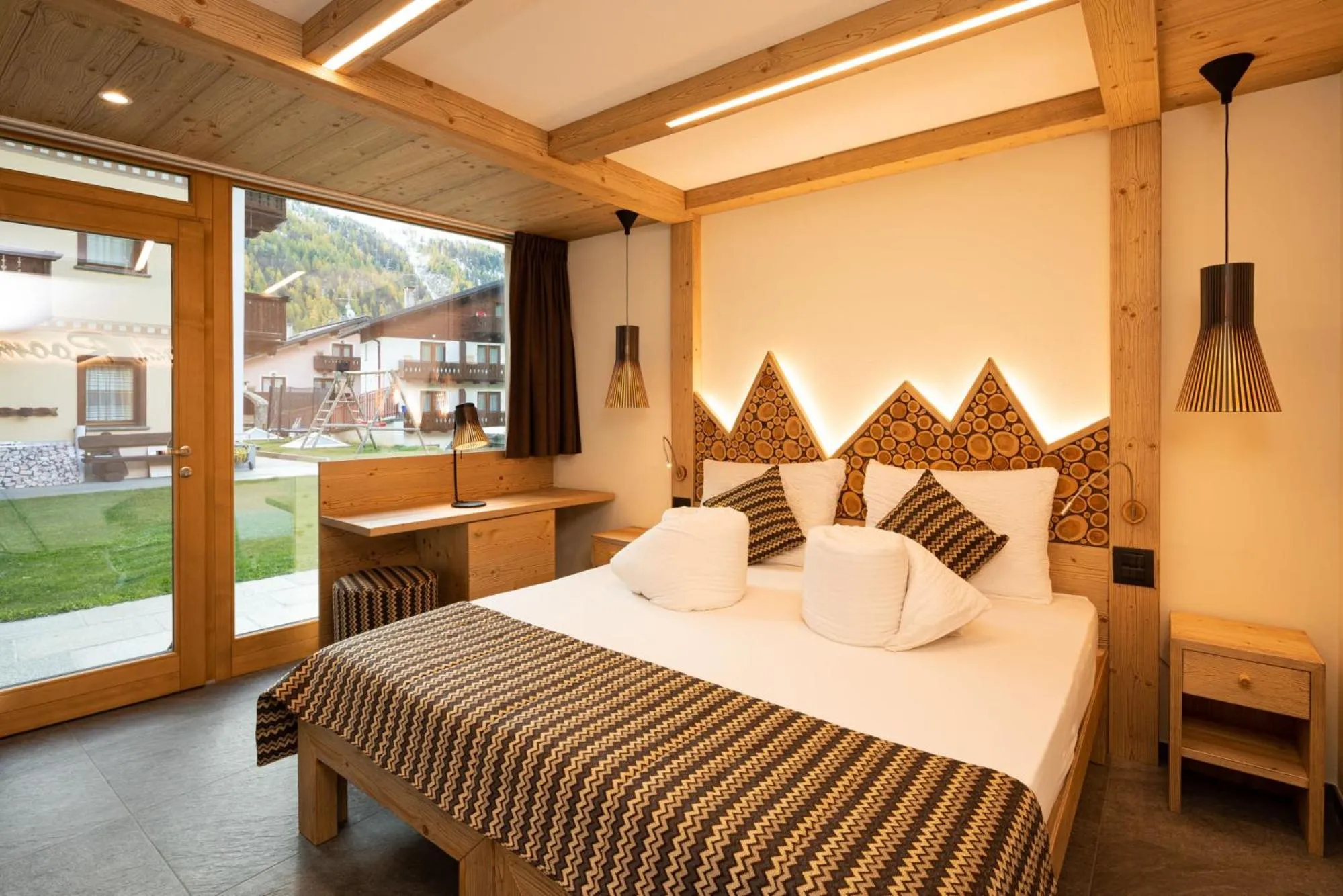 Photo of the whole room, Bed in Green Rose