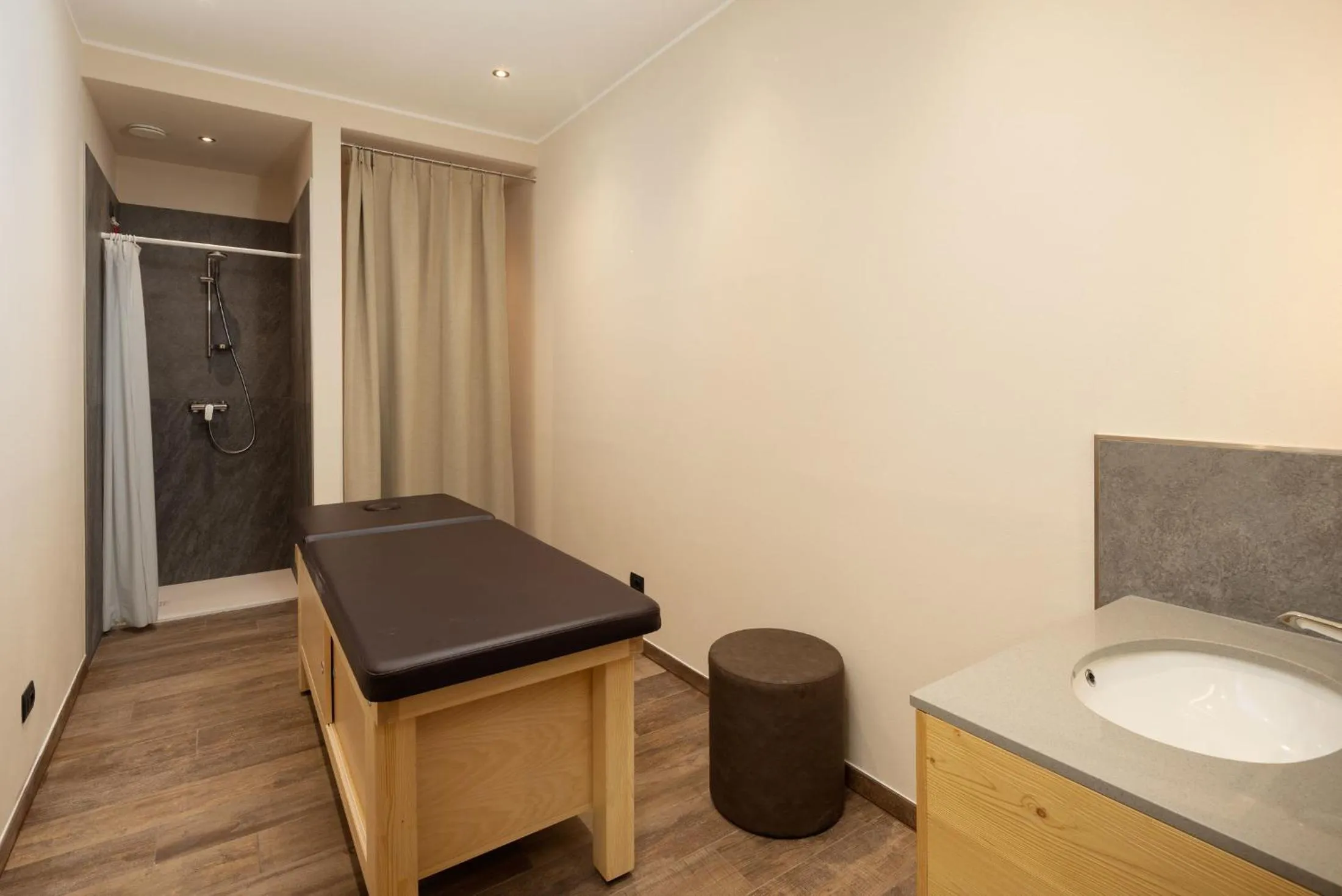 Swimming pool in Green Rose